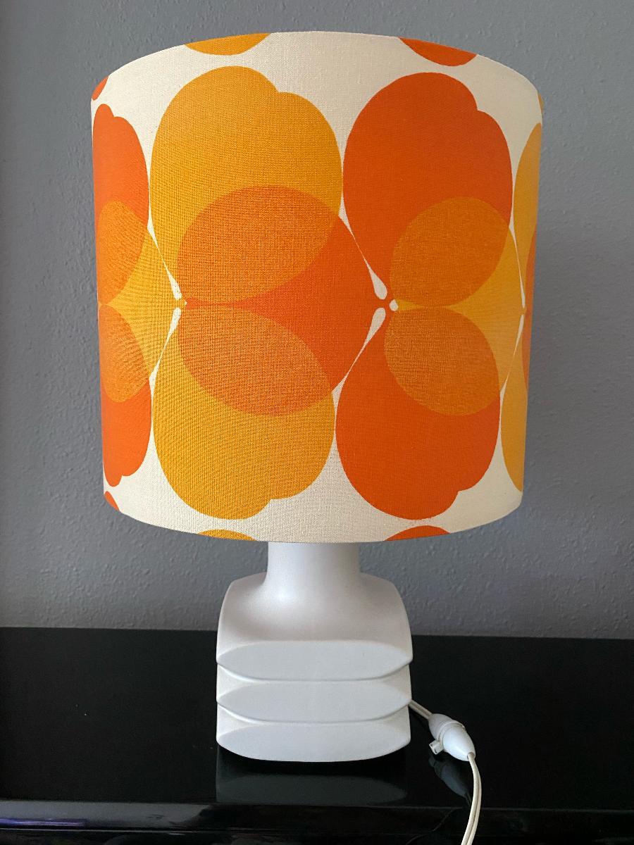 Beautiful Facette in white (matte) table lamp by Cari Zalloni for Steuler. The lamp is 25 cm height including newly made shade 45 cm height. The lamp shade is newly made in seventies style fabric. The lamp is in a very good condition.
Steuler was