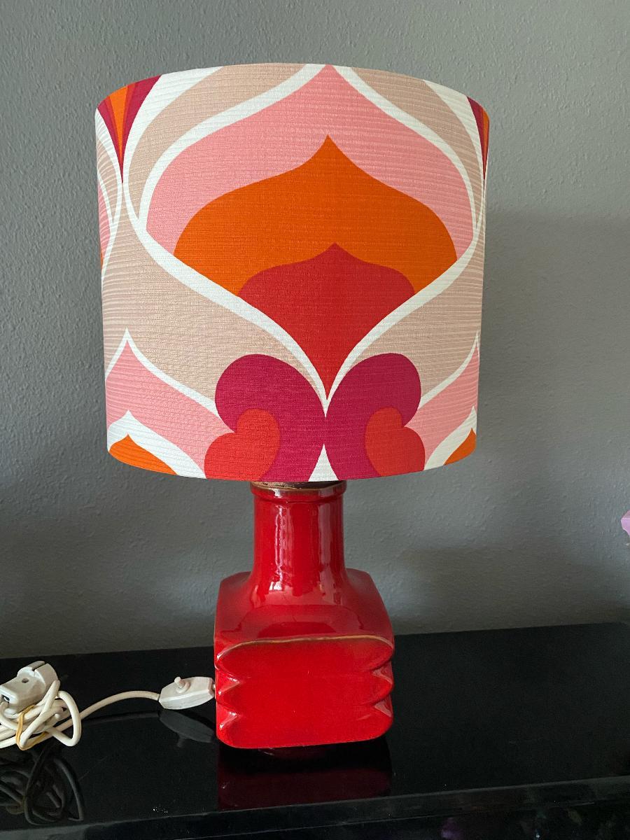 Beautiful Facette in glossy red table lamp by Cari Zalloni for Steuler. The lamp is 25 cm high including newly made shade 45 cm high. The lamp shade is newly made with seventies style fabric. The lamp is in a very good condition.
Steuler was founded