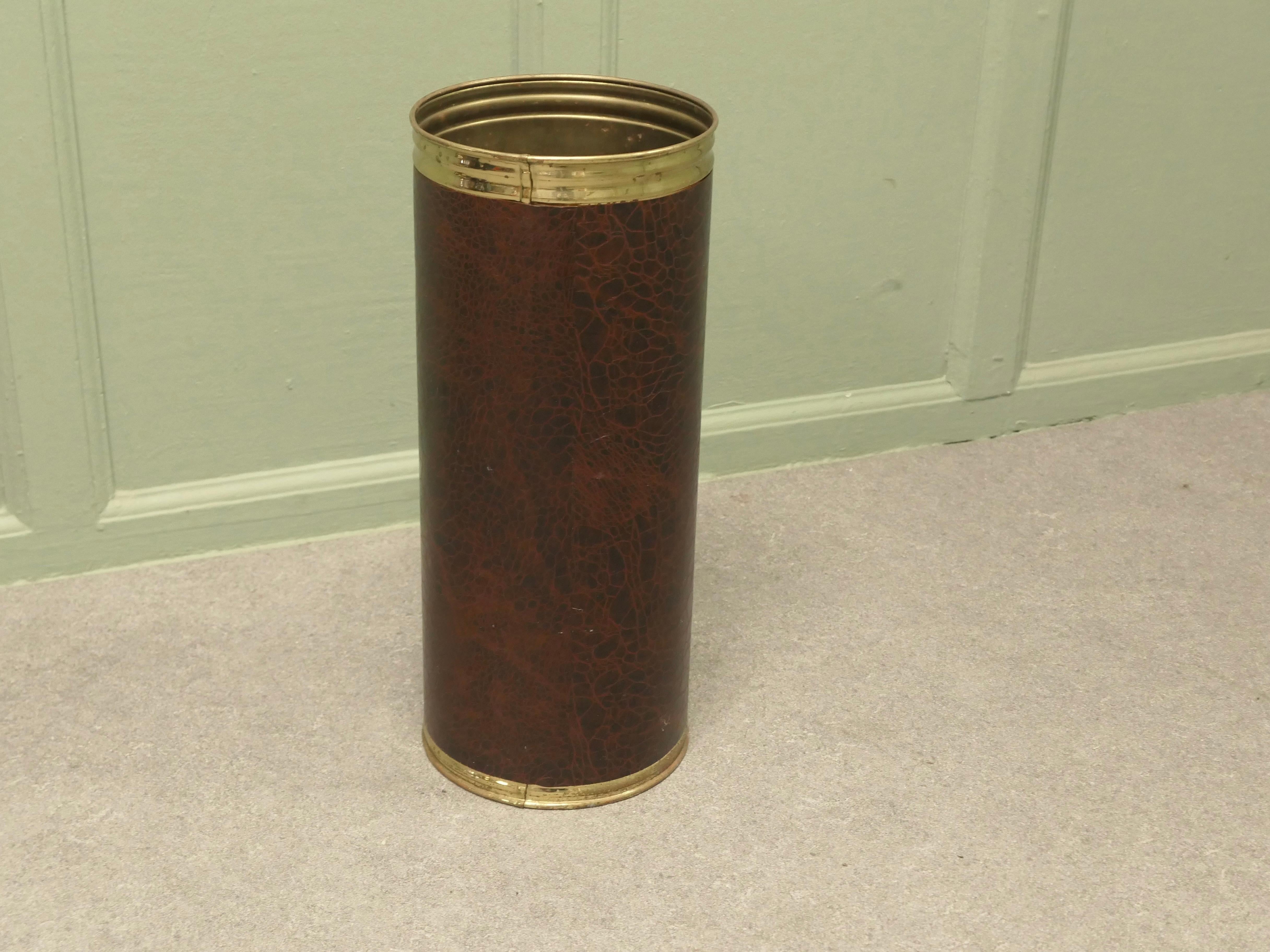 Porte-bâtons du milieu du siècle en laiton recouvert de cuir

Un stand de parapluie ou de bâton très esthétique, avec un attrait post-moderne, des lignes fines et très attrayantes.
Le support est en bon état, il mesure 18