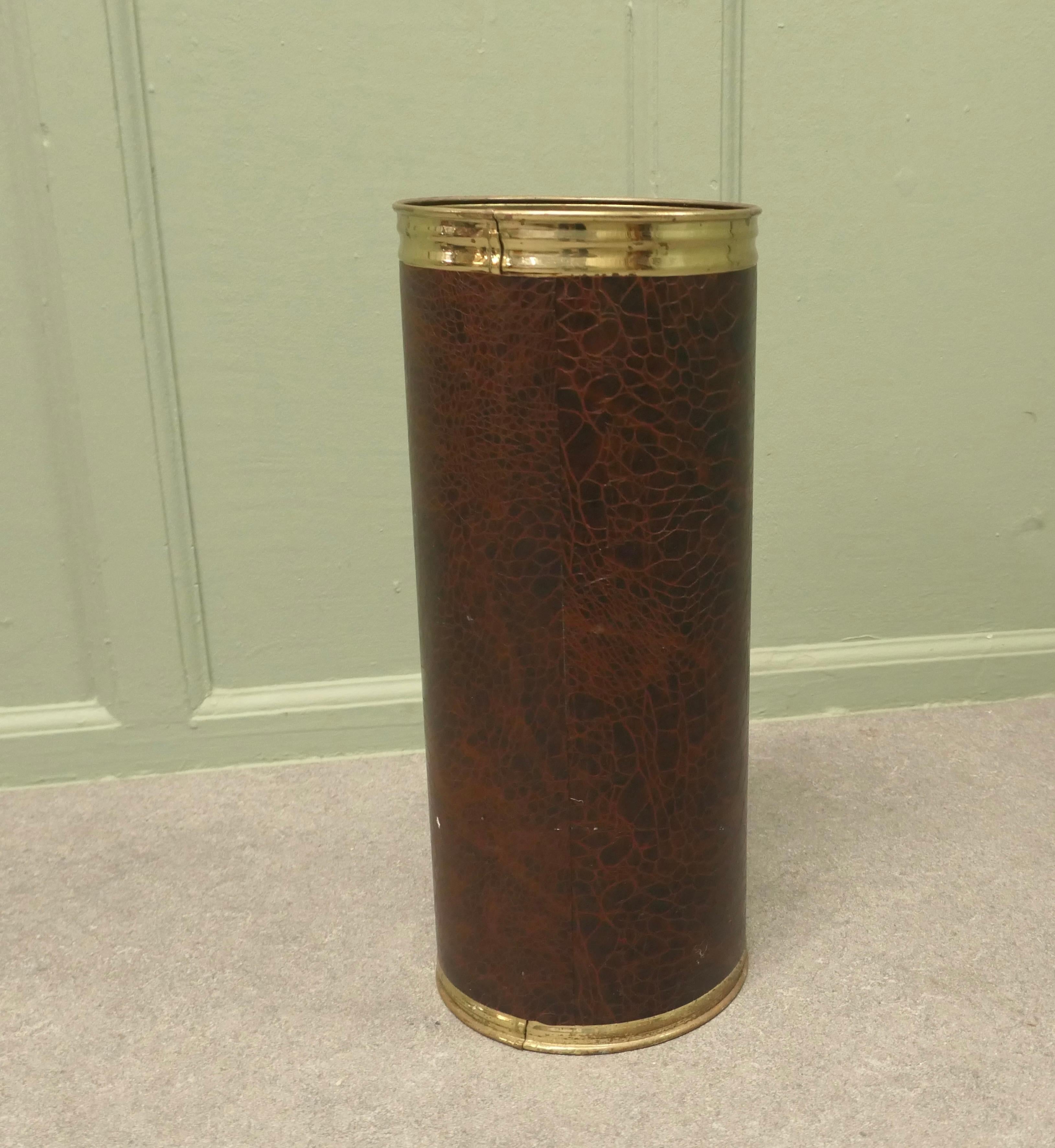 Porte-bâtons du milieu du siècle en laiton recouvert de cuir Bon état - En vente à Godshill, Isle of Wight