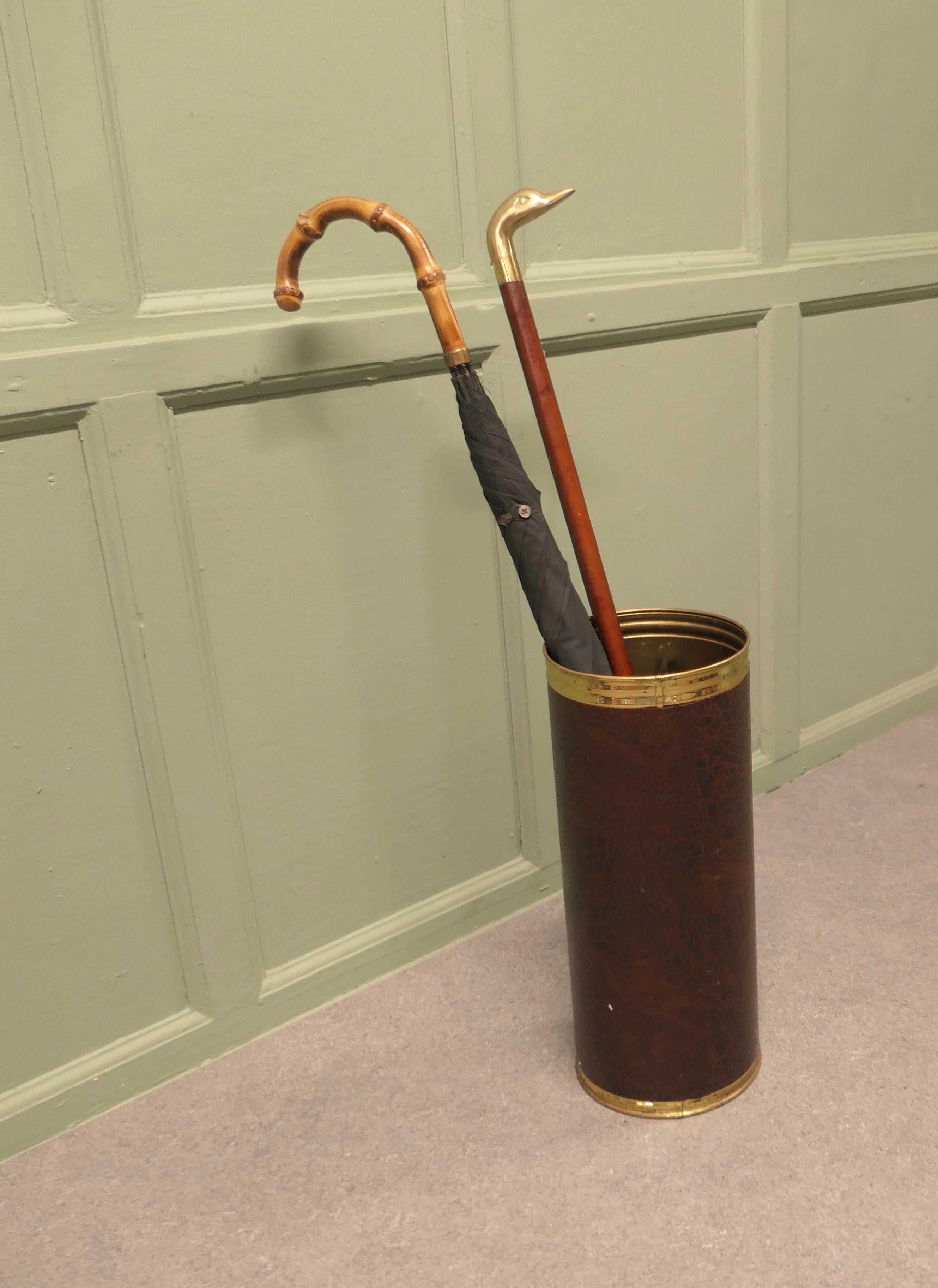 Milieu du XXe siècle Porte-bâtons du milieu du siècle en laiton recouvert de cuir en vente