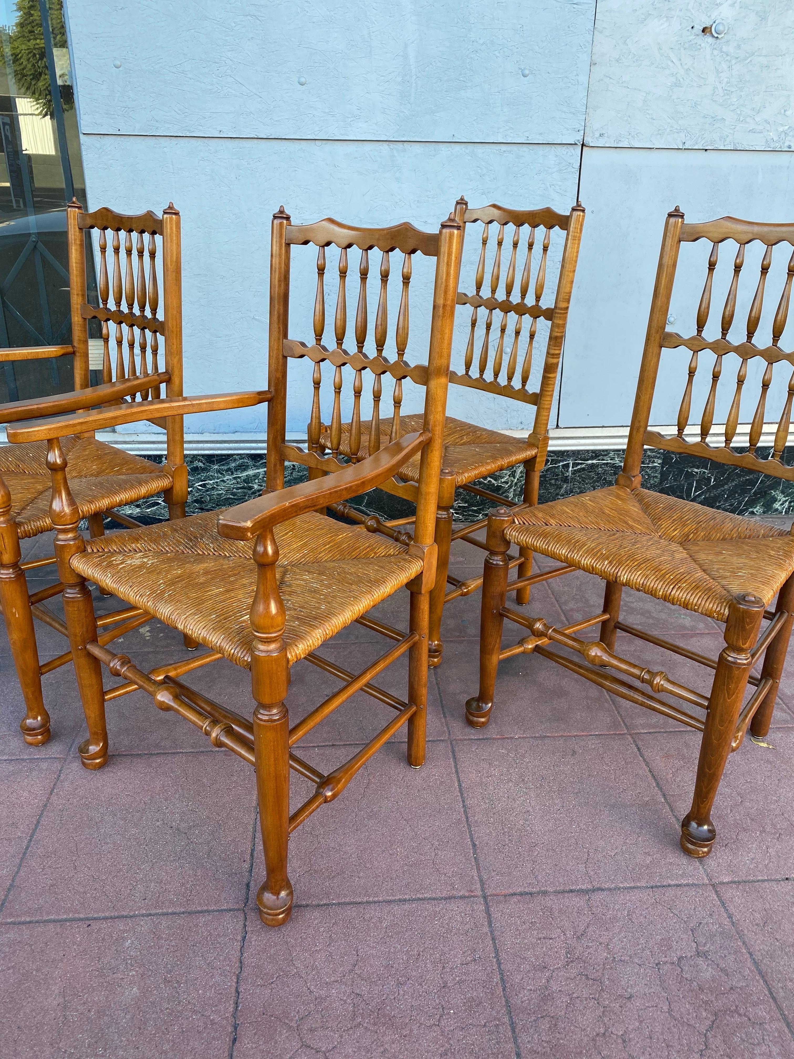 Stickley Fayetteville Vintage Rush Seat Ladder Back Chairs - Satz von 4 Stühlen - Mitte des 20. Jahrhunderts. Unglaublich klassisch, stehen diese Stücke für Klasse, Stil und Qualität. Diese Stühle strahlen handwerkliches Können und Qualität aus. 