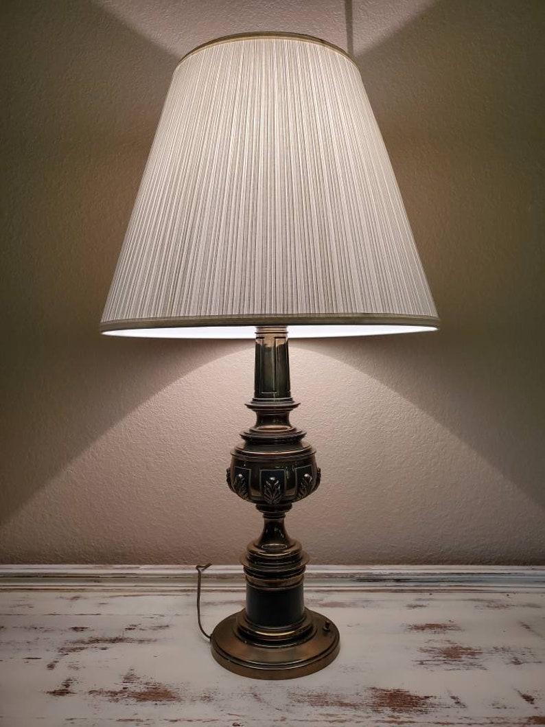 Tissu Lampe à poser en laiton Stiffel du milieu du siècle dernier en vente