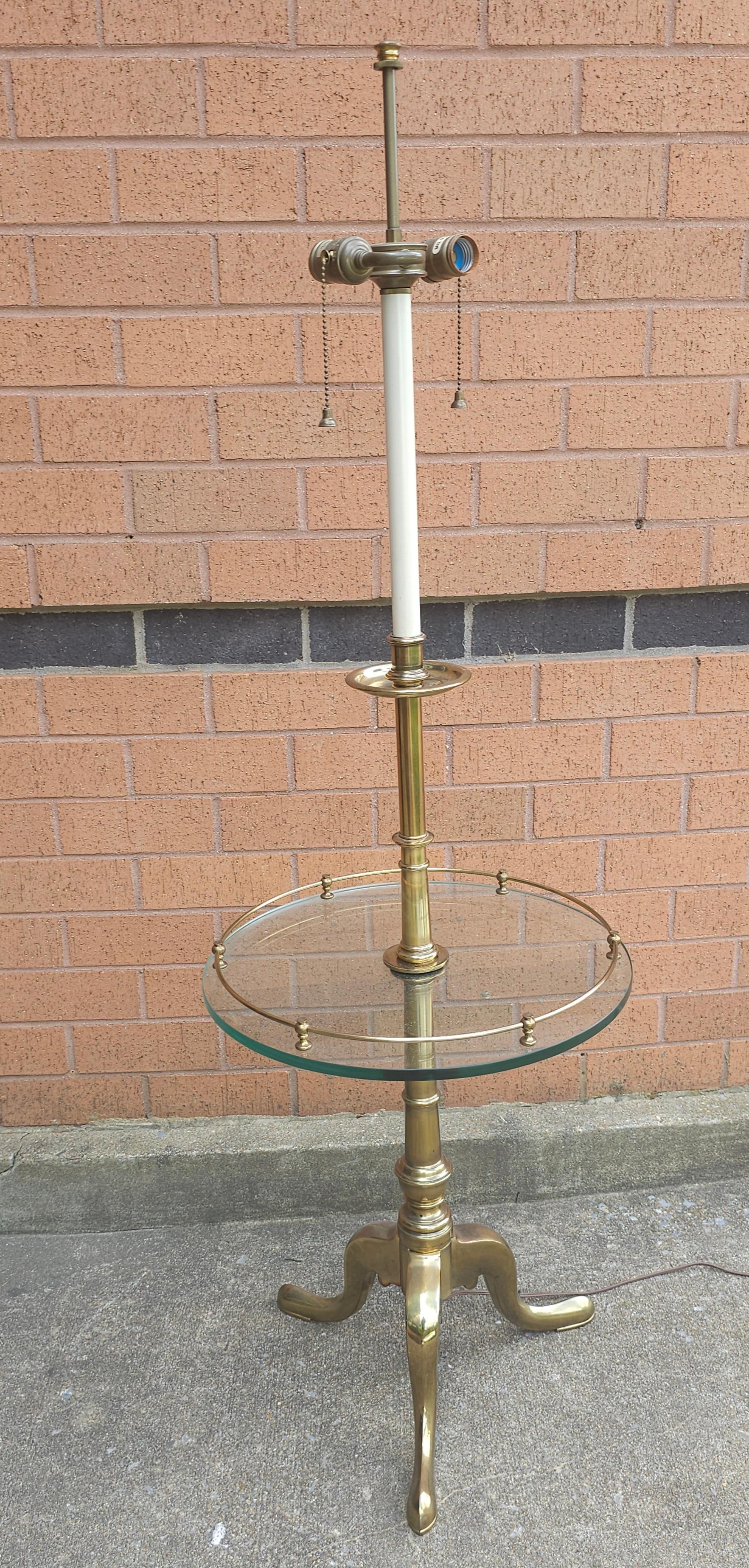 Fumador de sobremesa de latón macizo y cristal Stiffel Regency de mediados de siglo Lámpara de pie con pies de serpiente de latón macizo. Mide 17