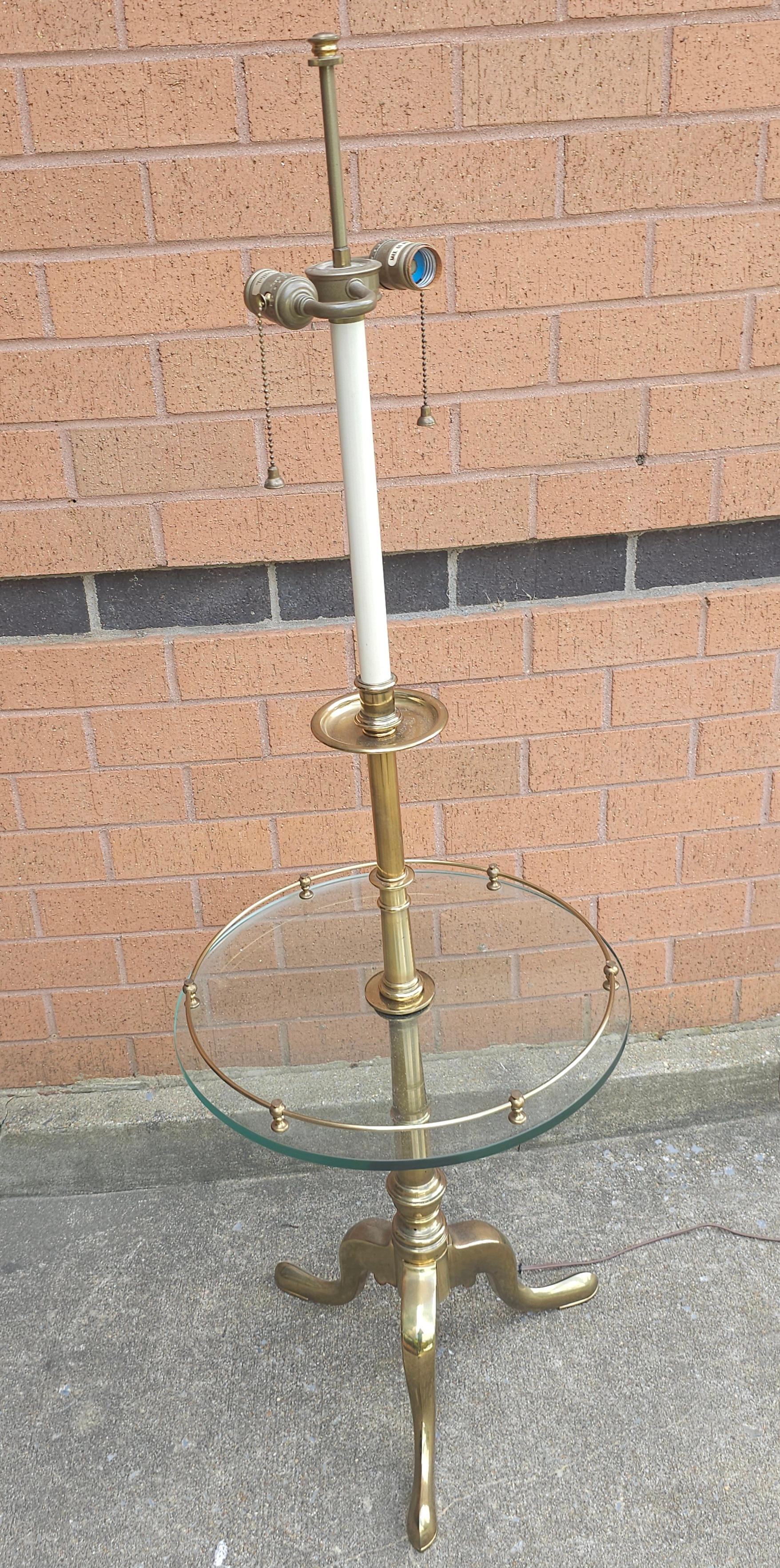 Lámpara de pie de fumador de latón macizo y cristal Stiffel de mediados de siglo Regencia en venta