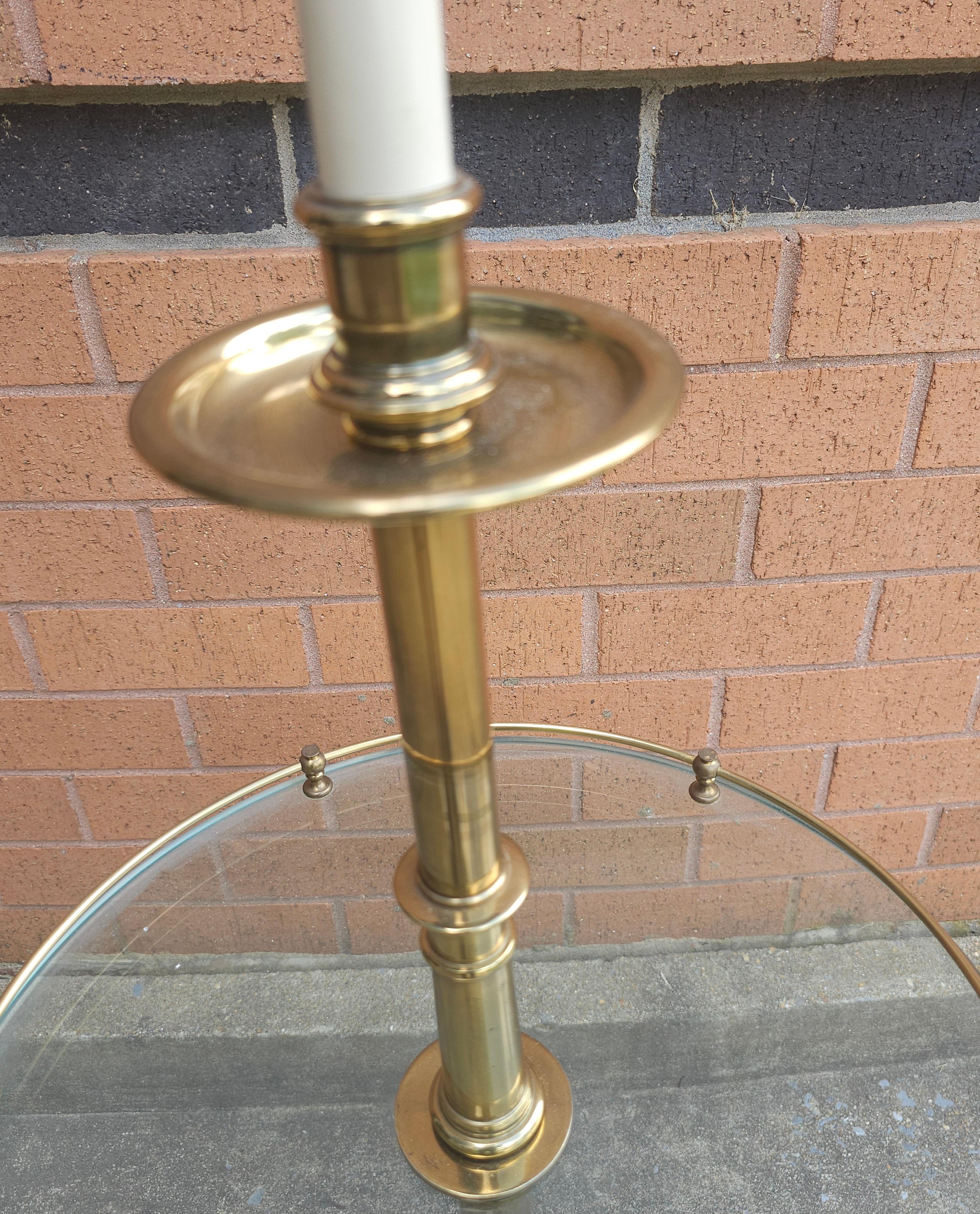 Lámpara de pie de fumador de latón macizo y cristal Stiffel de mediados de siglo Latón en venta
