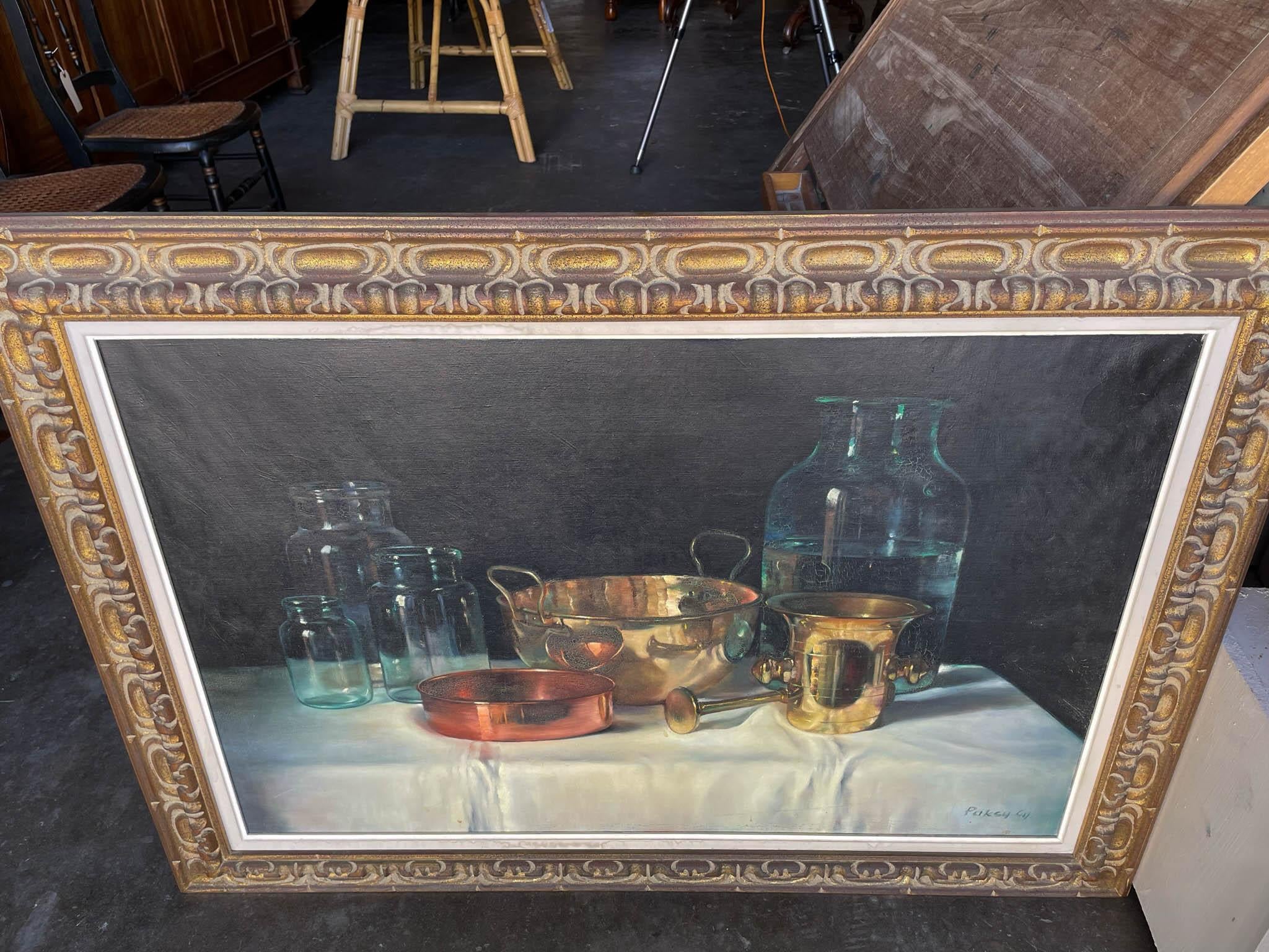 Grande nature morte du milieu du XXe siècle peinte par l'artiste hongrois Gyula Artistics (1912-1997) représentant un bol en laiton, une casserole en cuivre, un mortier et un pilon en laiton et quatre bocaux en verre sur une nappe blanche. Rendu