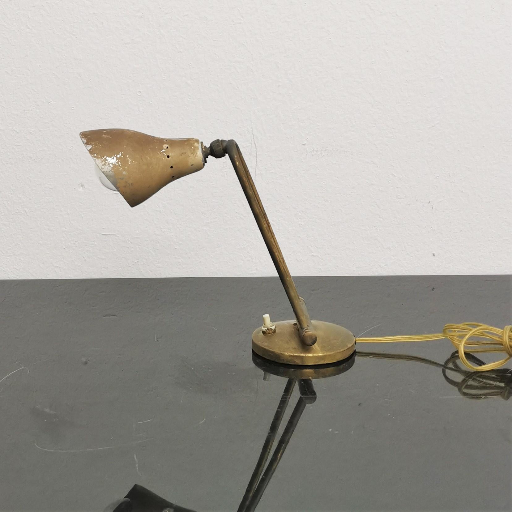 Schöne Tischlampe aus goldenem Messing, verstellbar durch zwei Gelenke.
Wird Stilnovo zugeschrieben, 50er Jahre, Italien.
Alters- und gebrauchsbedingte Abnutzungserscheinungen.