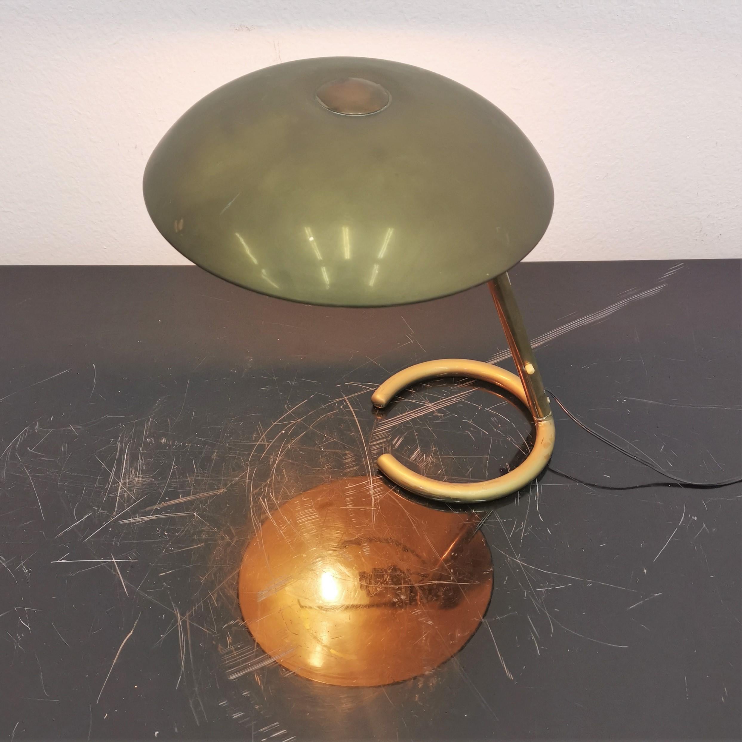 Original table lamp in gilded brass, adjustable, with circular lampshade and ring base in thick brass rod.
Attributed to Stilnovo, 50s, Italy.
Wear consistent with age and use.