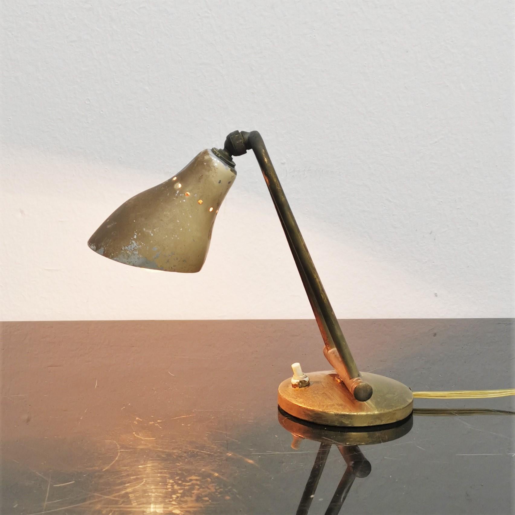 Mid-Century Stilnovo Adjustable Brass Table Lamp, 50s, Italy In Good Condition For Sale In Palermo, IT