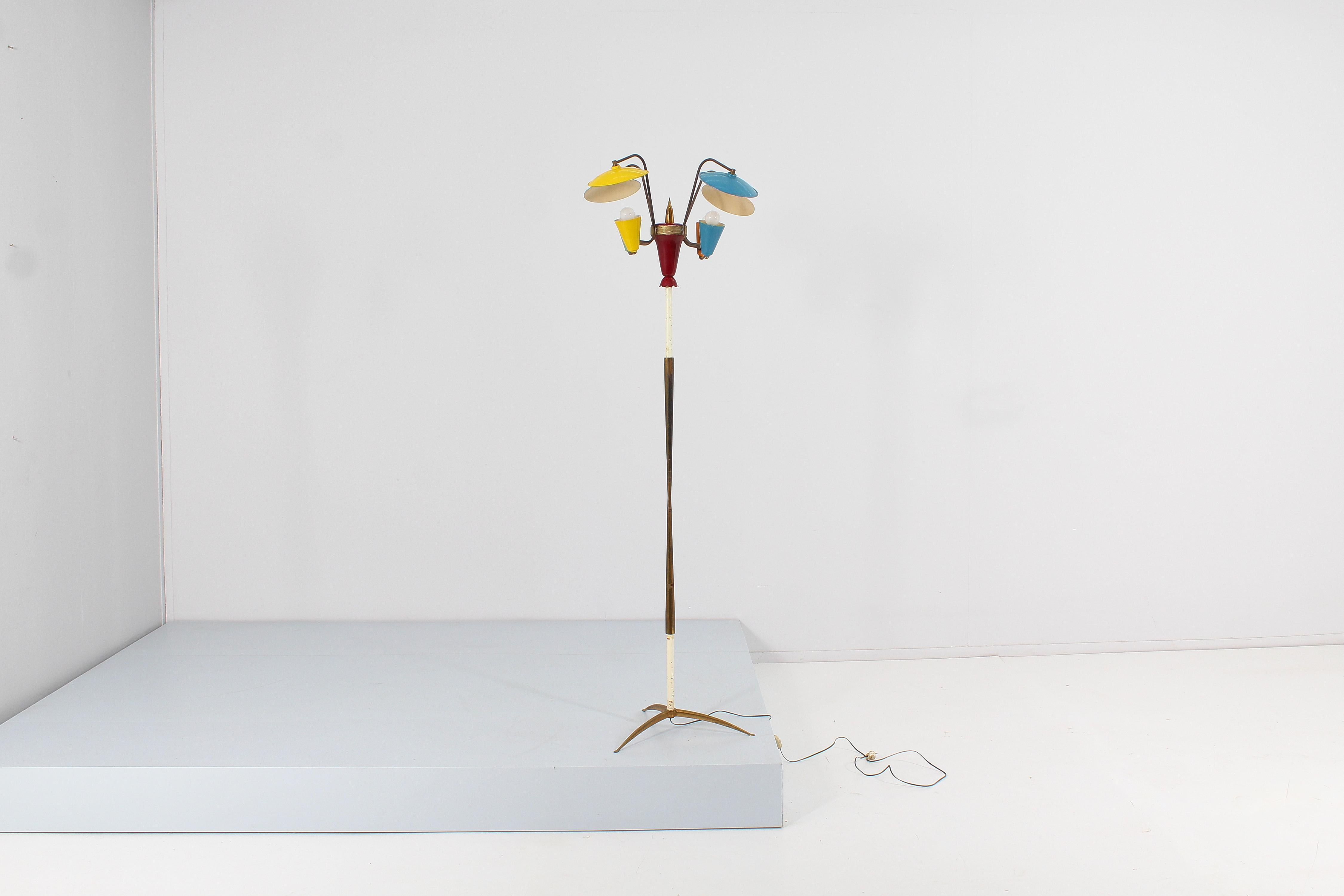 Very original floor lamp with structure made of metal and brass, with four diffusers in colored lacquered metal. Italian production attributed to Stilnovo, in the 1950s.
Wear consistent with age and use.