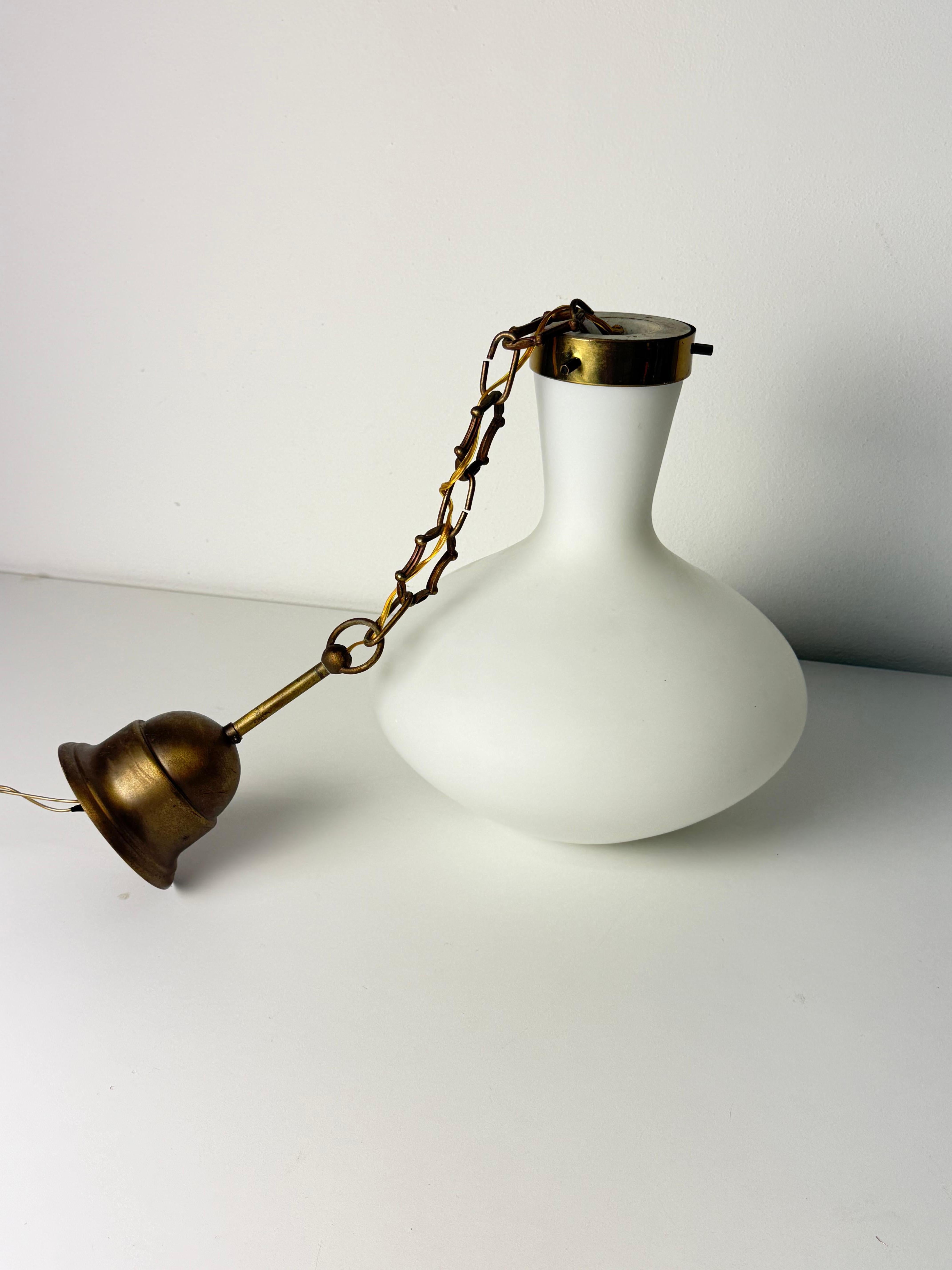 Lampadario Stilnovo di metà secolo in ottone e vetro opalino, anni '50 in vendita 4
