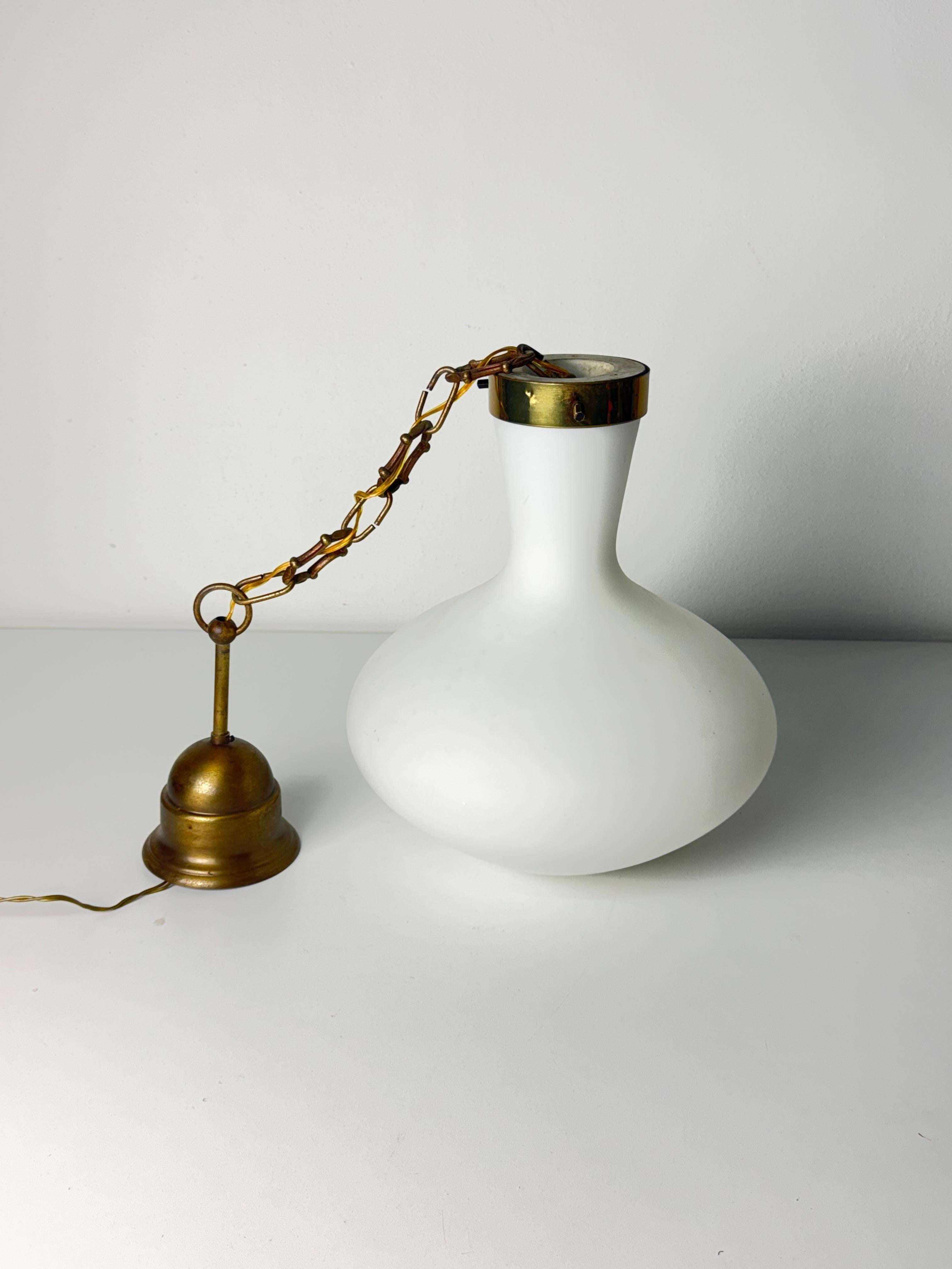 Lampadario Stilnovo di metà secolo in ottone e vetro opalino, anni '50 in vendita 5