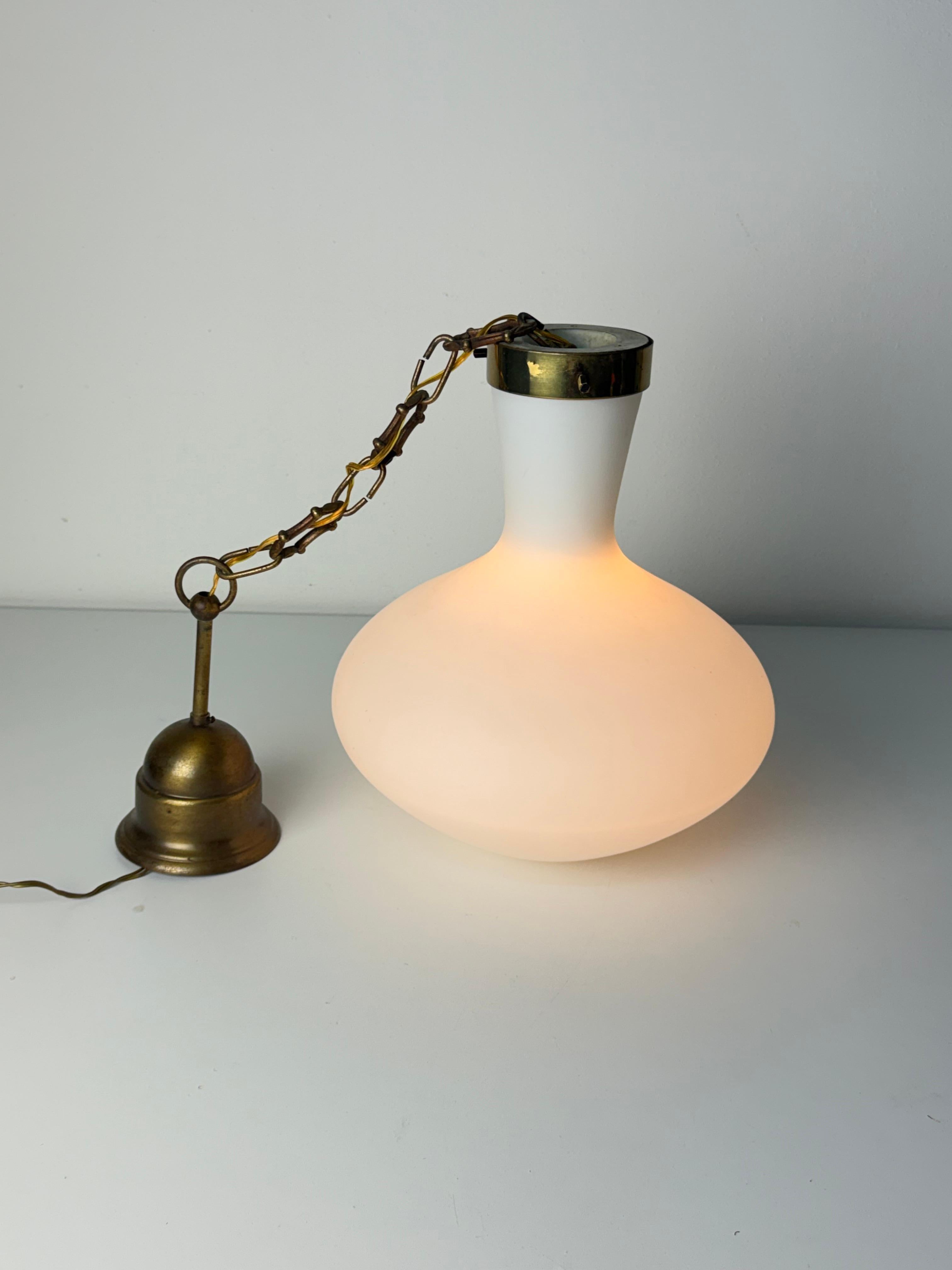 Lampadario Stilnovo di metà secolo in ottone e vetro opalino, anni '50 in vendita 6