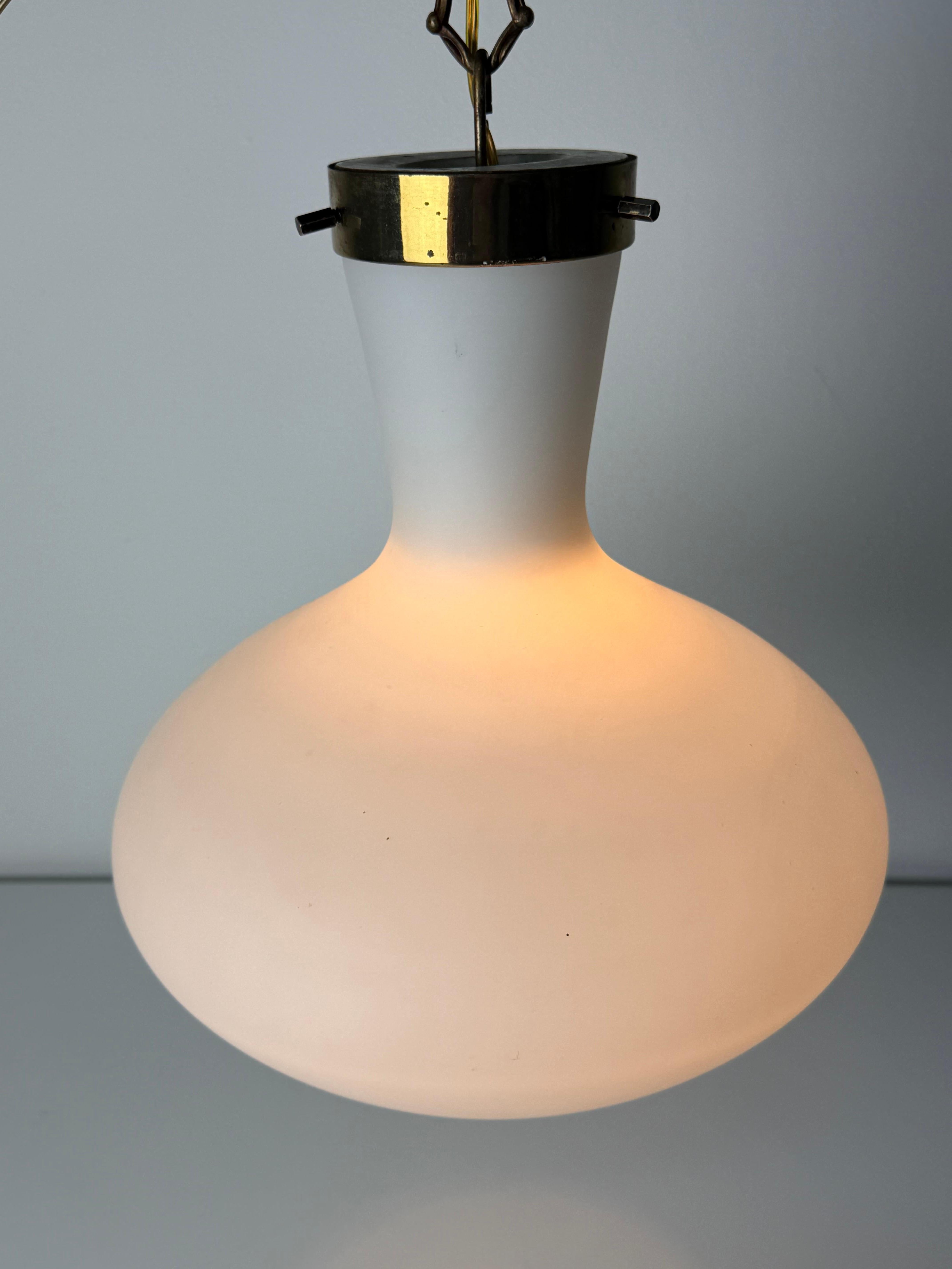 Lampadario Stilnovo di metà secolo in ottone e vetro opalino, anni '50 in vendita 7