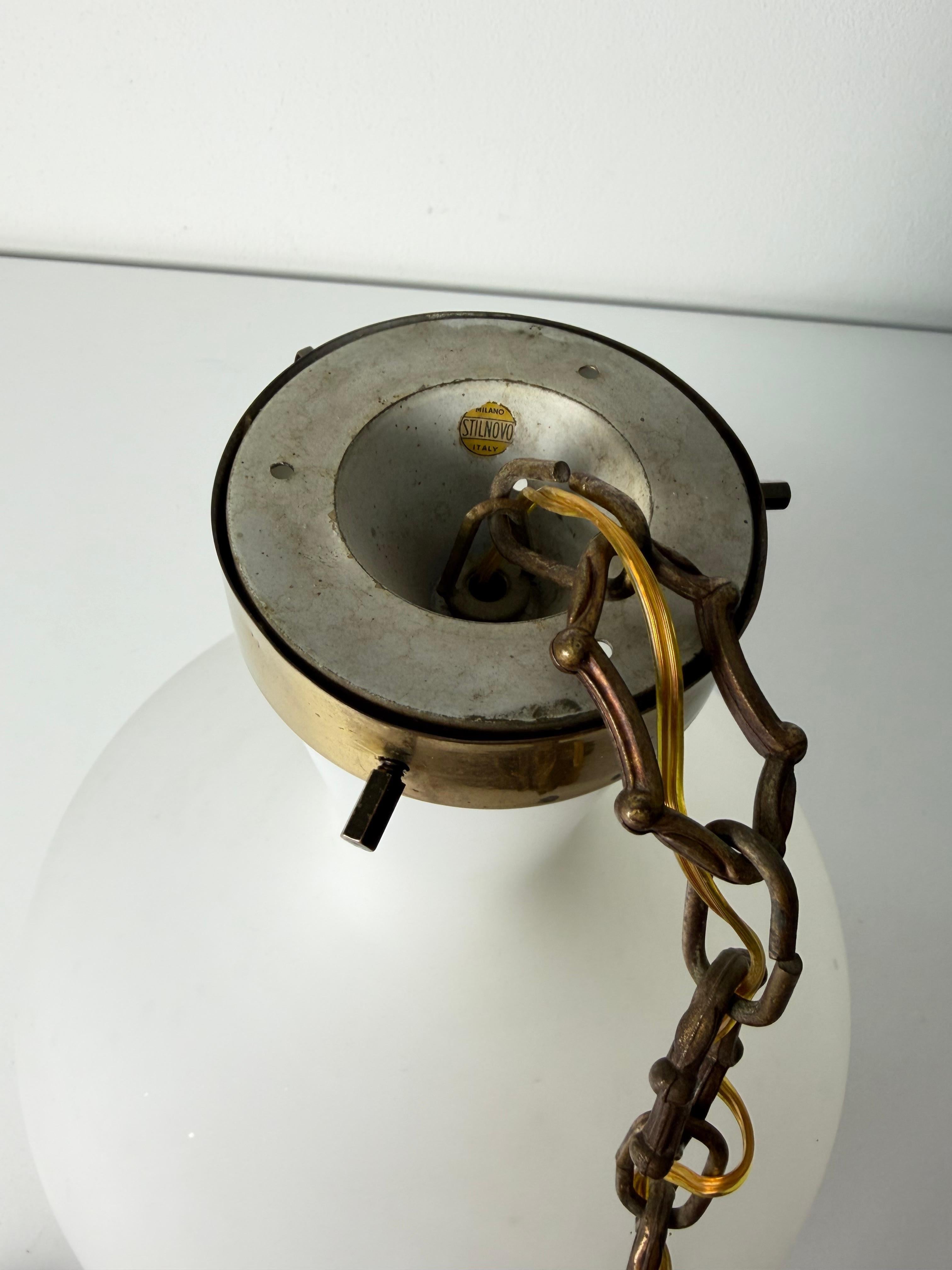 Lampadario Stilnovo di metà secolo in ottone e vetro opalino, anni '50 in vendita 8