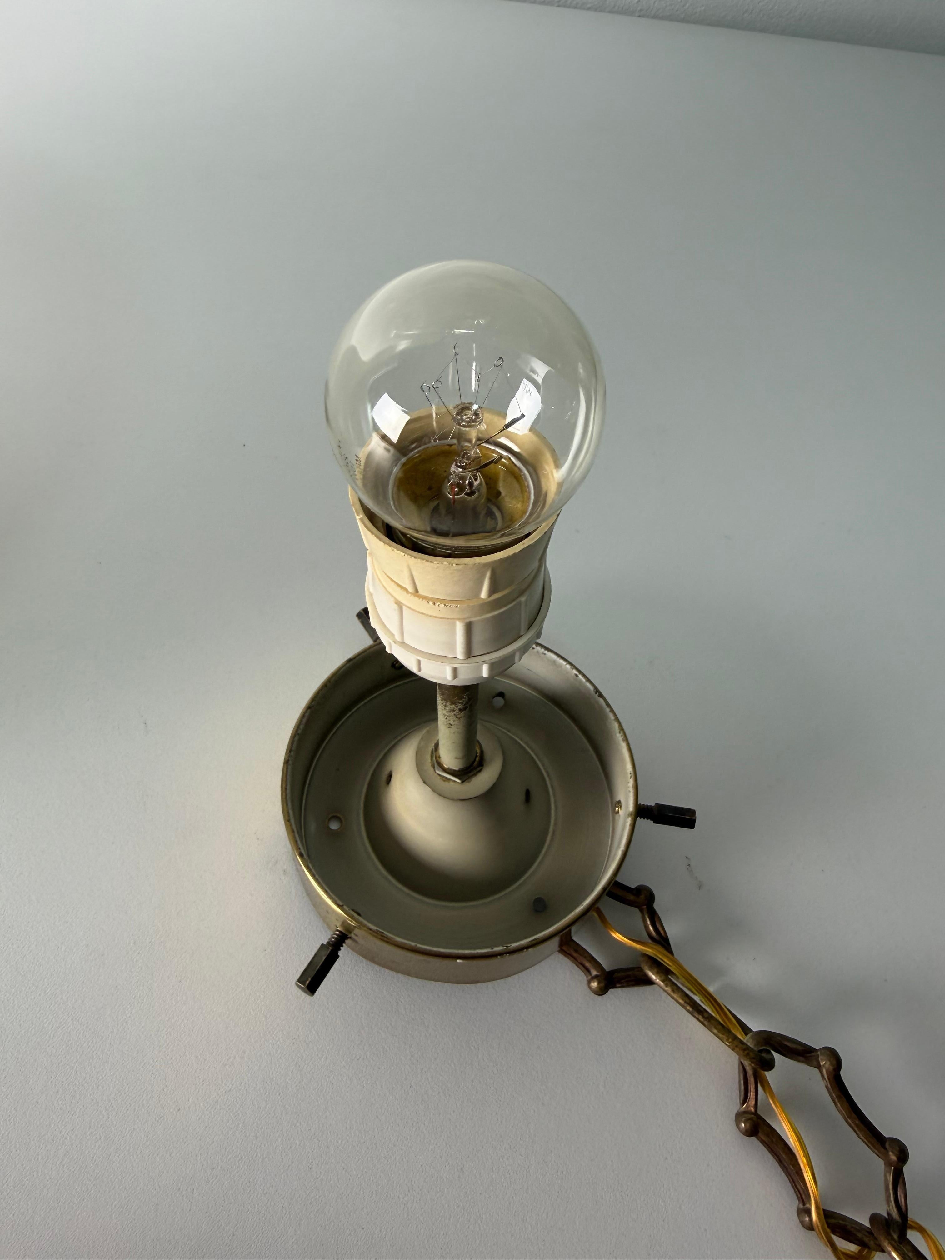 Lampadario Stilnovo di metà secolo in ottone e vetro opalino, anni '50 in vendita 9