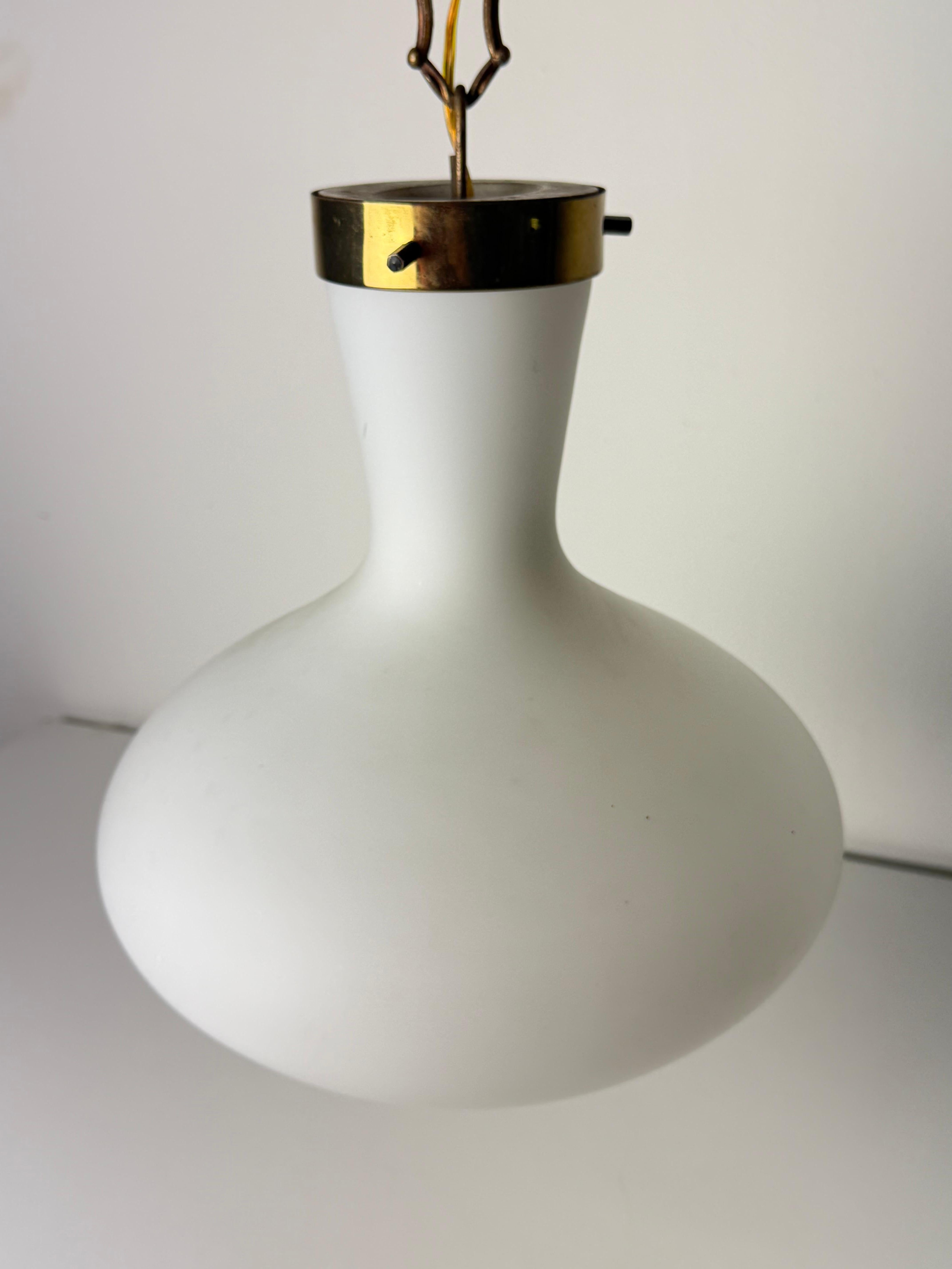 Italiano Lampadario Stilnovo di metà secolo in ottone e vetro opalino, anni '50 in vendita