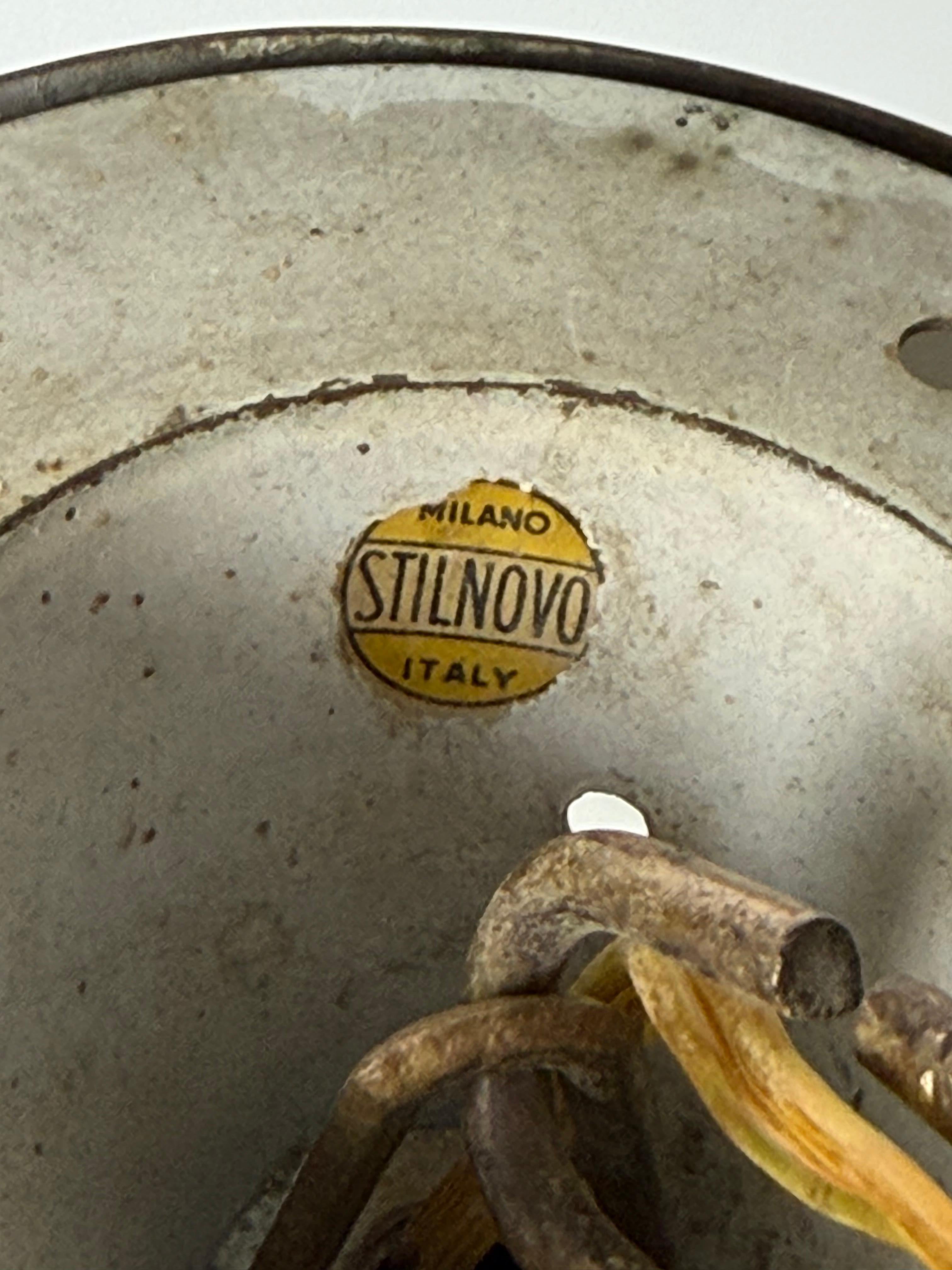 Lampadario Stilnovo di metà secolo in ottone e vetro opalino, anni '50 In condizioni buone in vendita a Palermo, IT