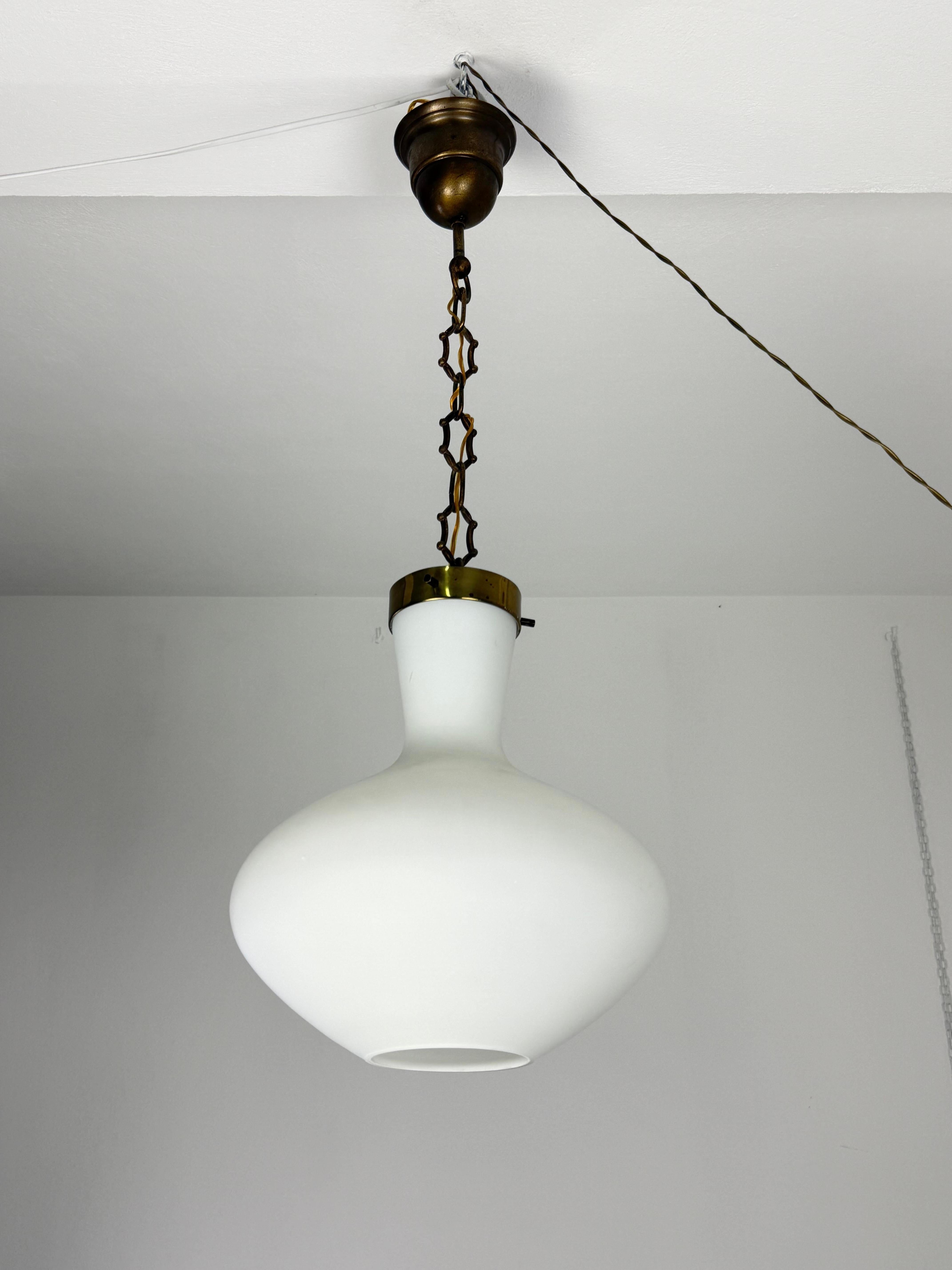 Metà XX secolo Lampadario Stilnovo di metà secolo in ottone e vetro opalino, anni '50 in vendita