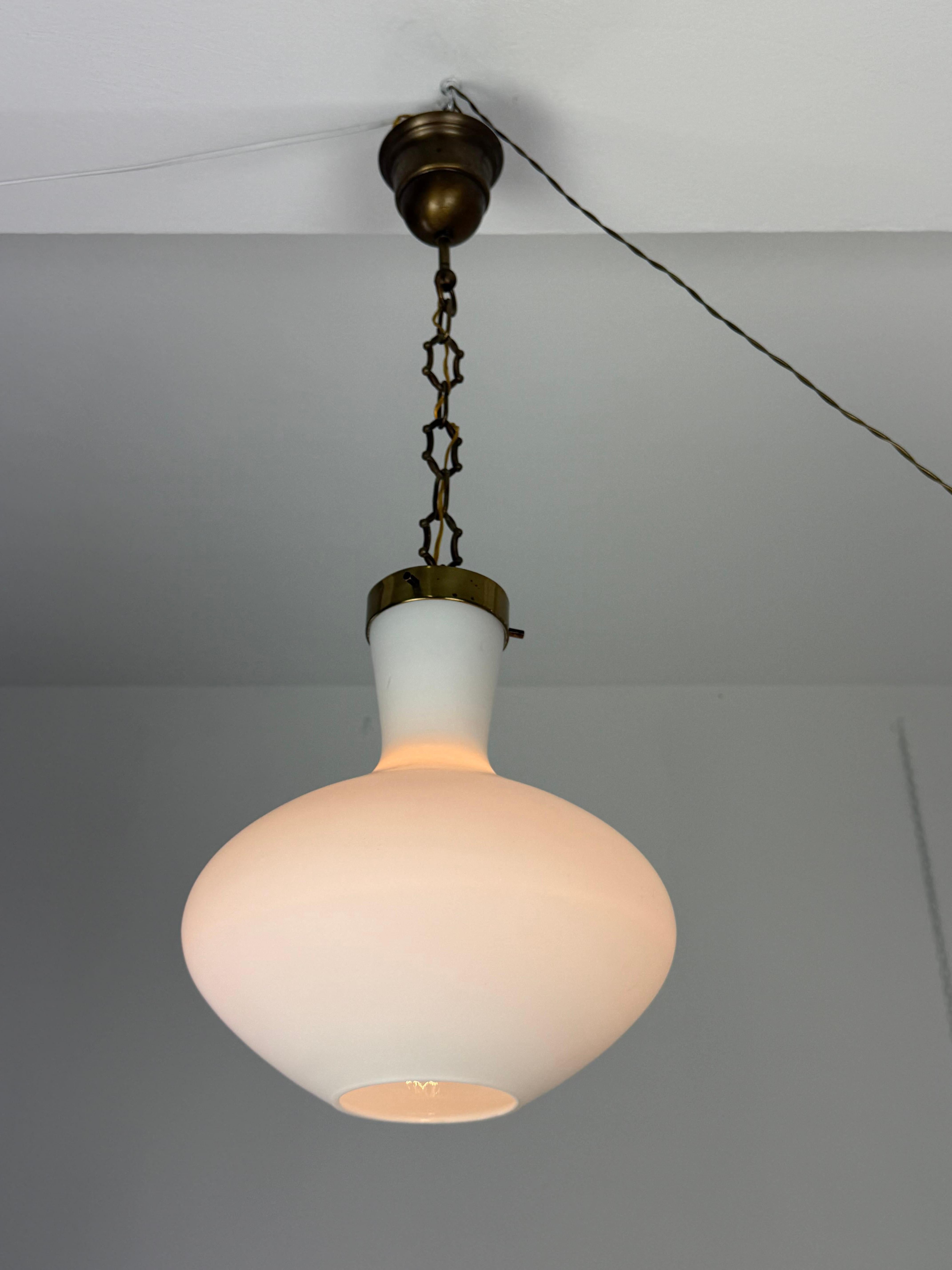 Ottone Lampadario Stilnovo di metà secolo in ottone e vetro opalino, anni '50 in vendita