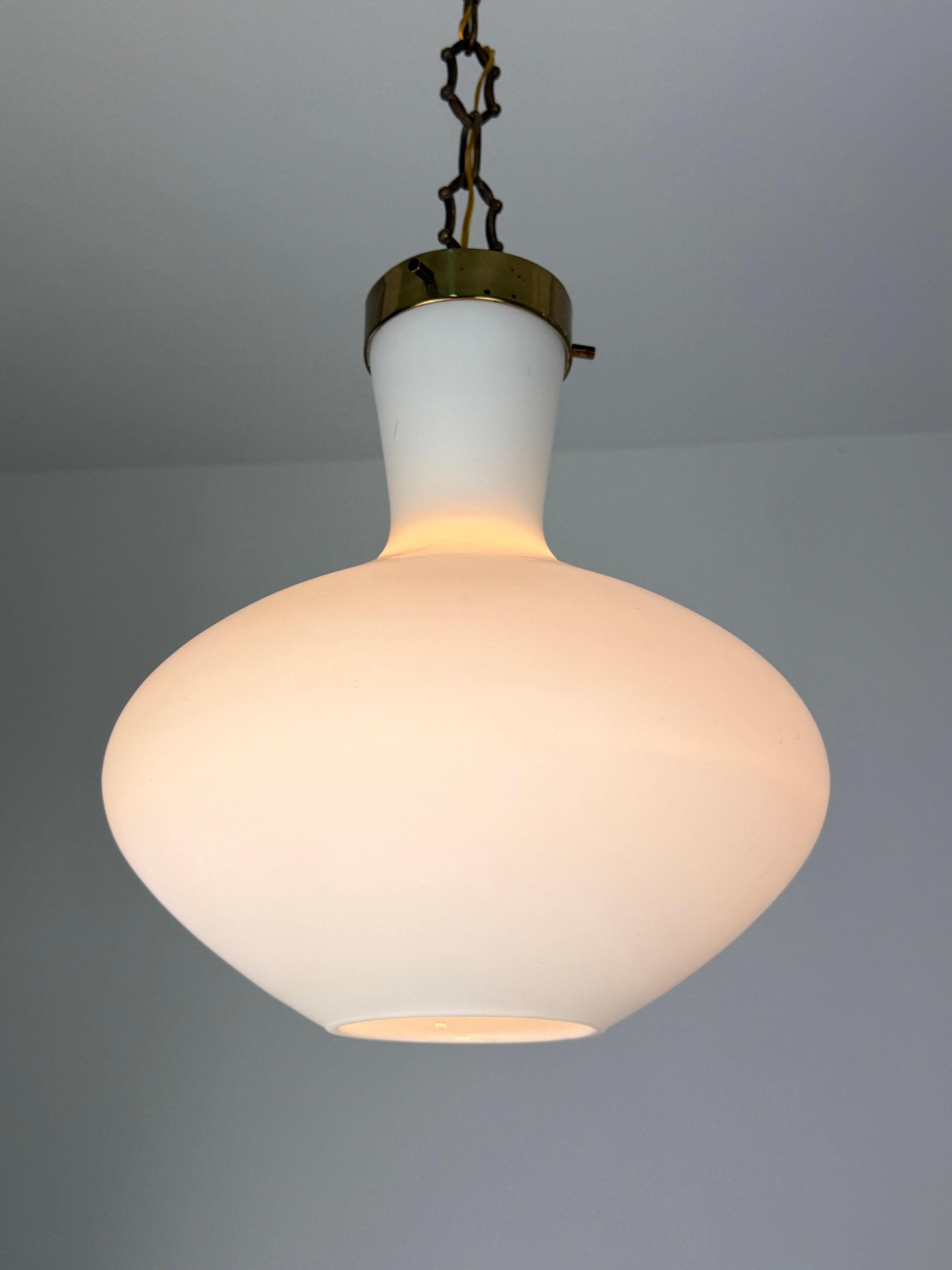 Lampadario Stilnovo di metà secolo in ottone e vetro opalino, anni '50 in vendita 1