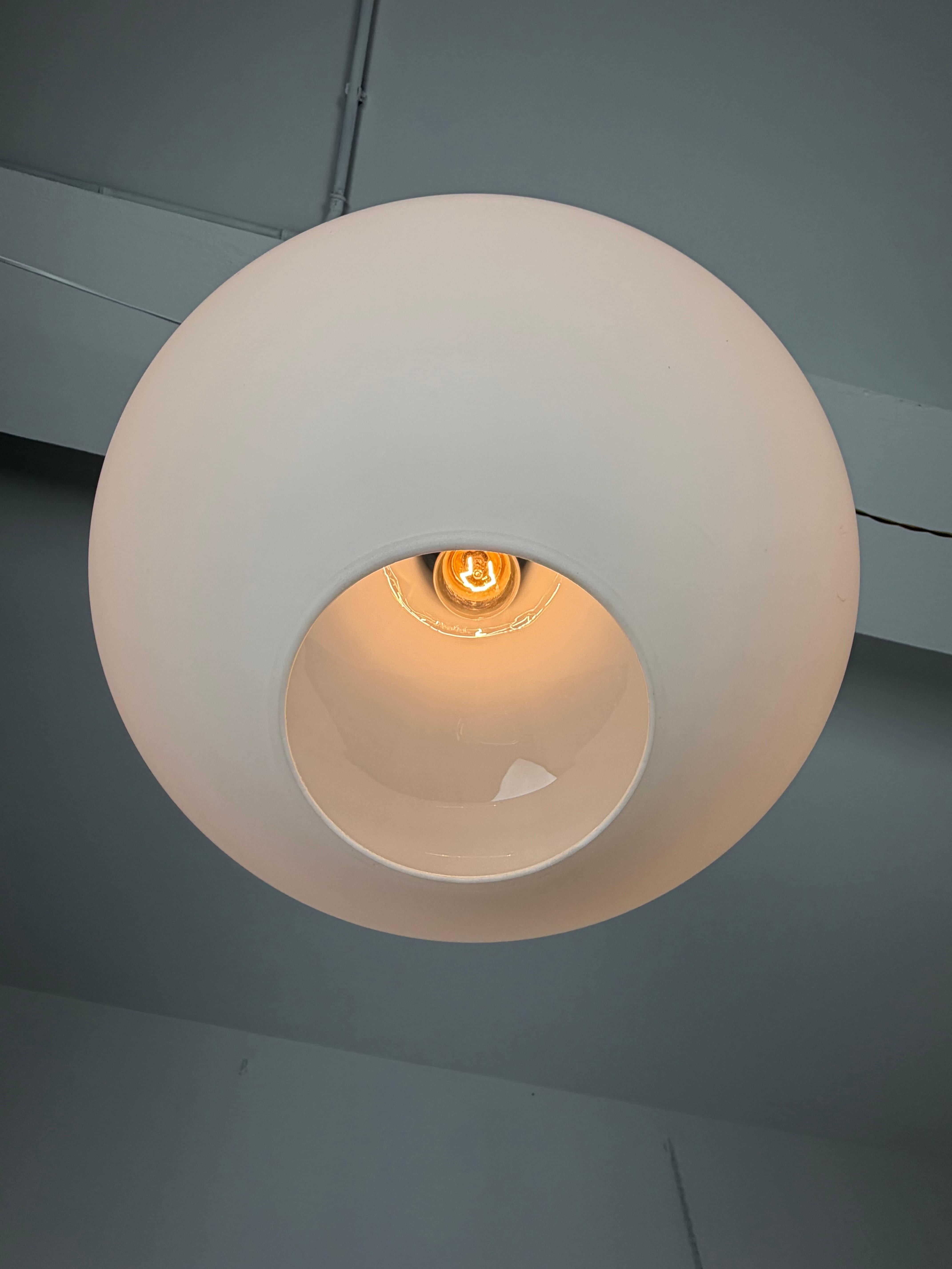 Lampadario Stilnovo di metà secolo in ottone e vetro opalino, anni '50 in vendita 2