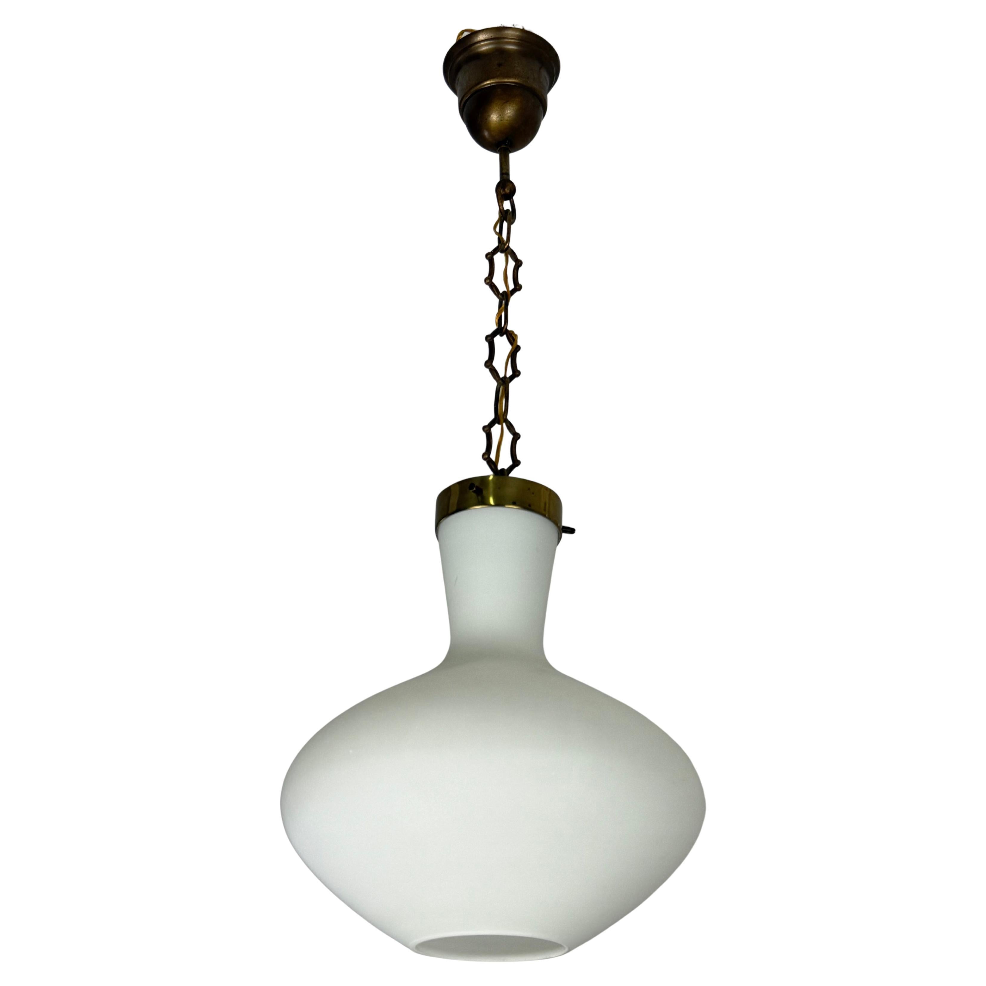 Lampadario Stilnovo di metà secolo in ottone e vetro opalino, anni 
50 in vendita