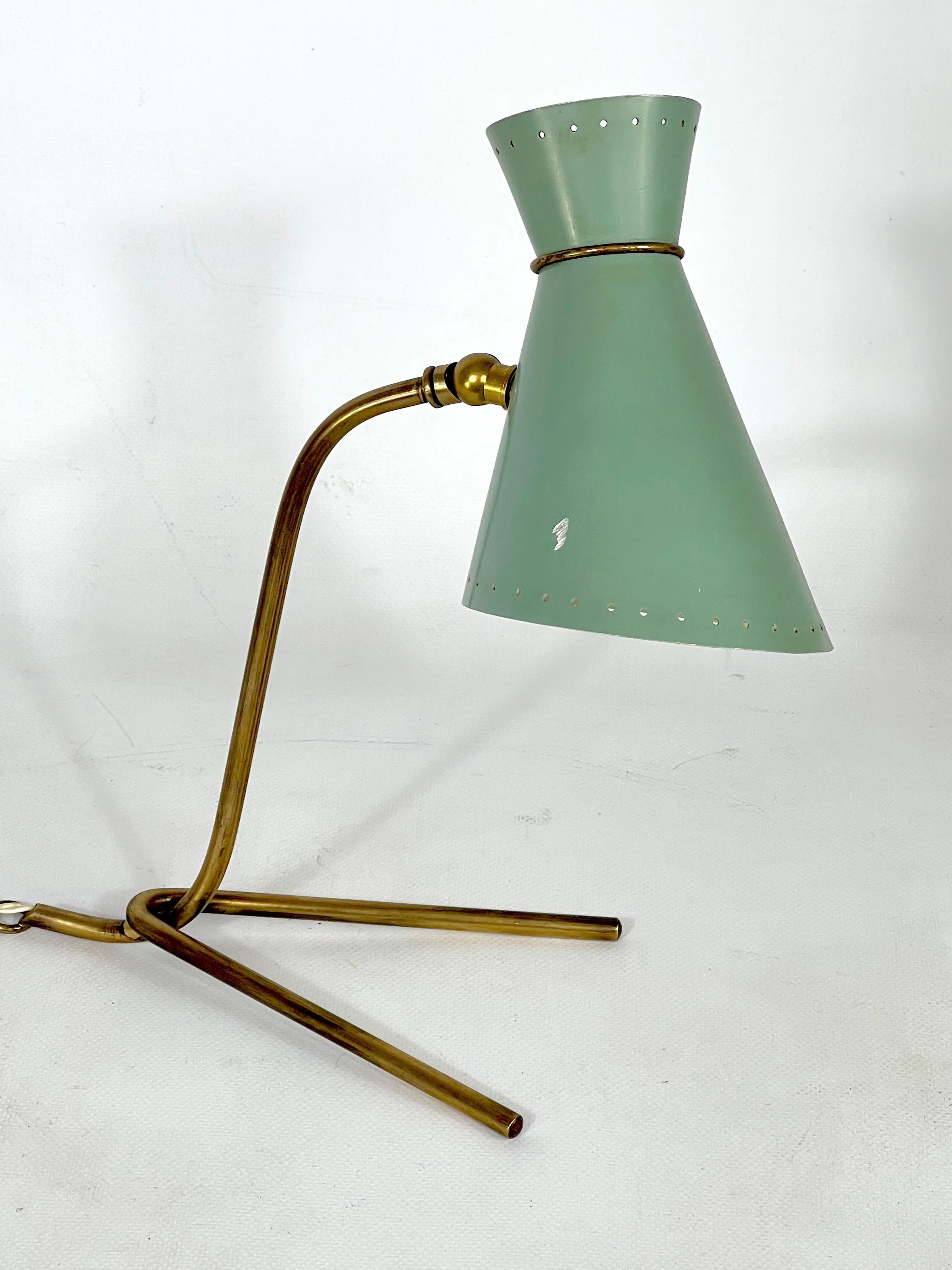 Vintage unaltered condition with normal trace of age and use for this Italian table lamp made from brass and lacquered aluminum. Produced in Italy during the 50s by Stilnovo Milano, it can be used both as a table or a wall lamp. Full working with EU