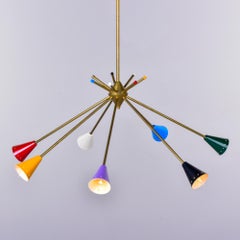 Mid Century Stilnovo Messing Siebenarmige Leuchte mit mehrfarbigen Schirmen