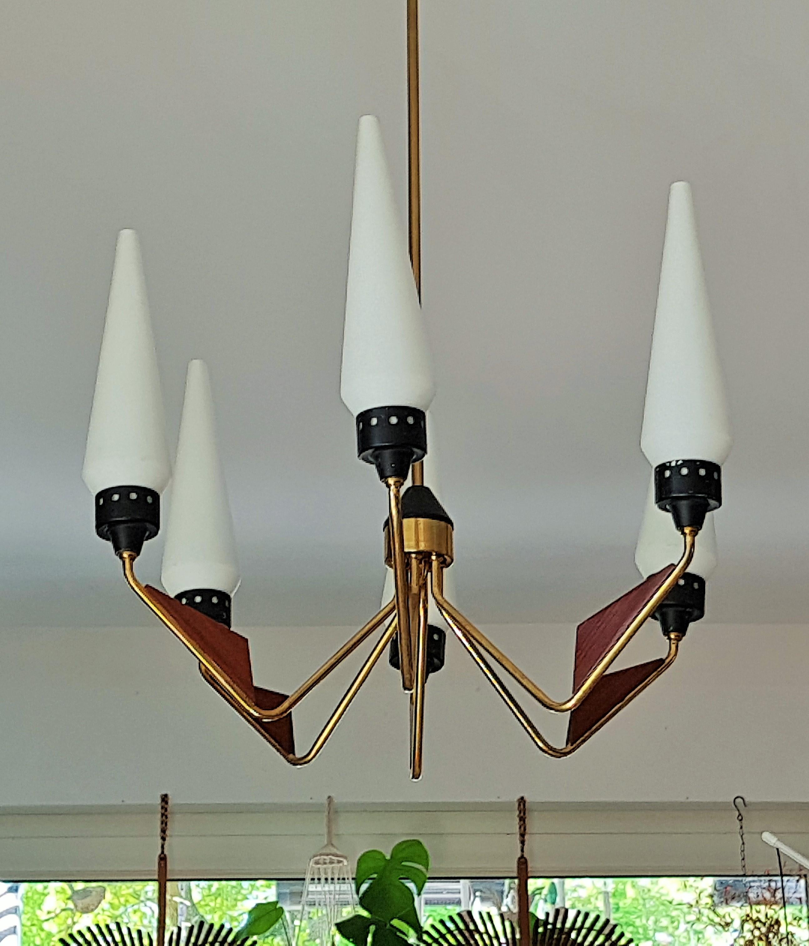 Mid-Century Stilnovo Chandelier, Brass and Teak, Italy 1950s For Sale 7