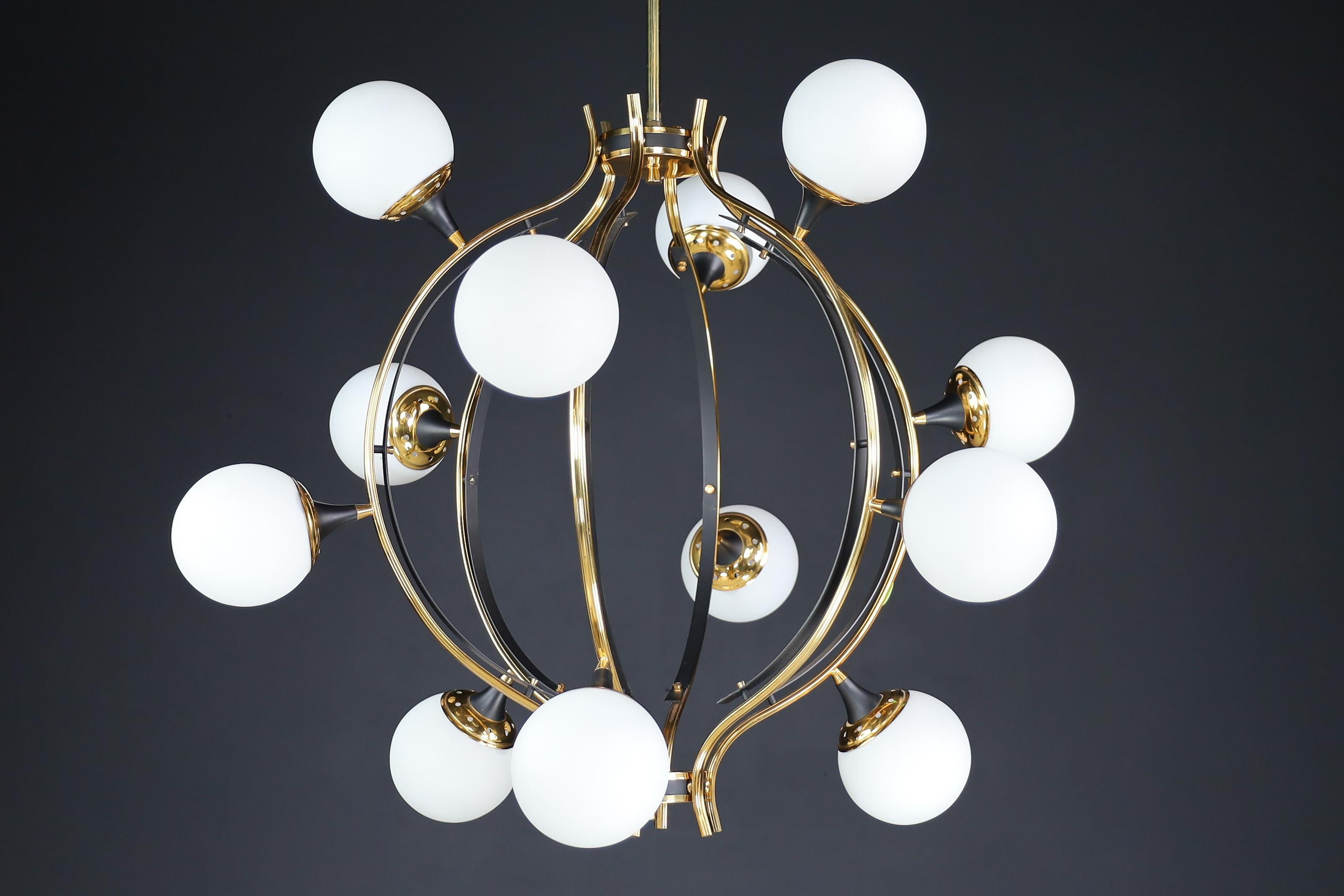 Midcentury Stilnovo Chandelier in Brass and 12 Opaline Globes, Italy 1950s For Sale 3