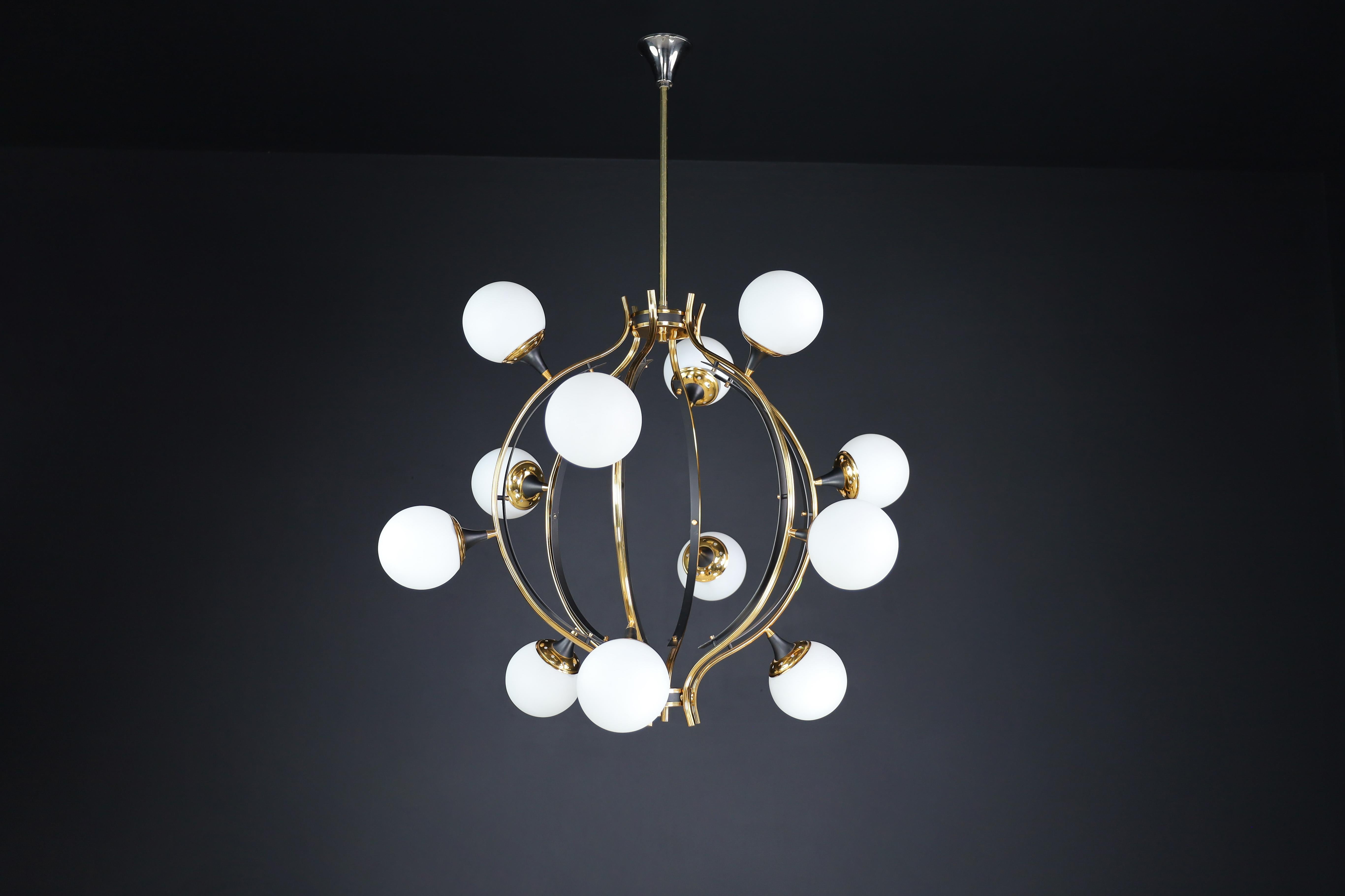 Midcentury Stilnovo Chandelier in Brass and 12 Opaline Globes, Italy 1950s For Sale 4