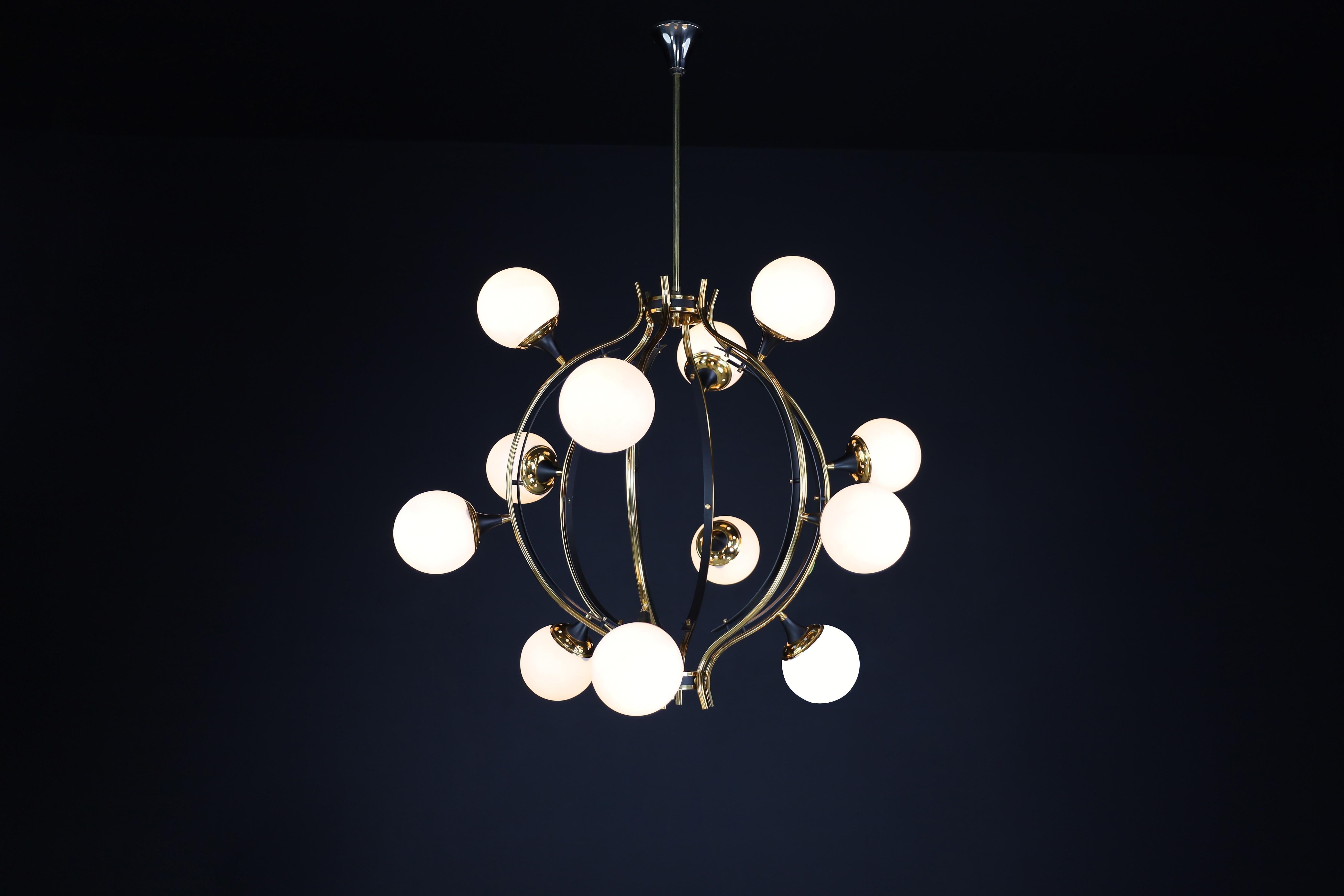 Midcentury Stilnovo Chandelier in Brass and 12 Opaline Globes, Italy 1950s For Sale 5