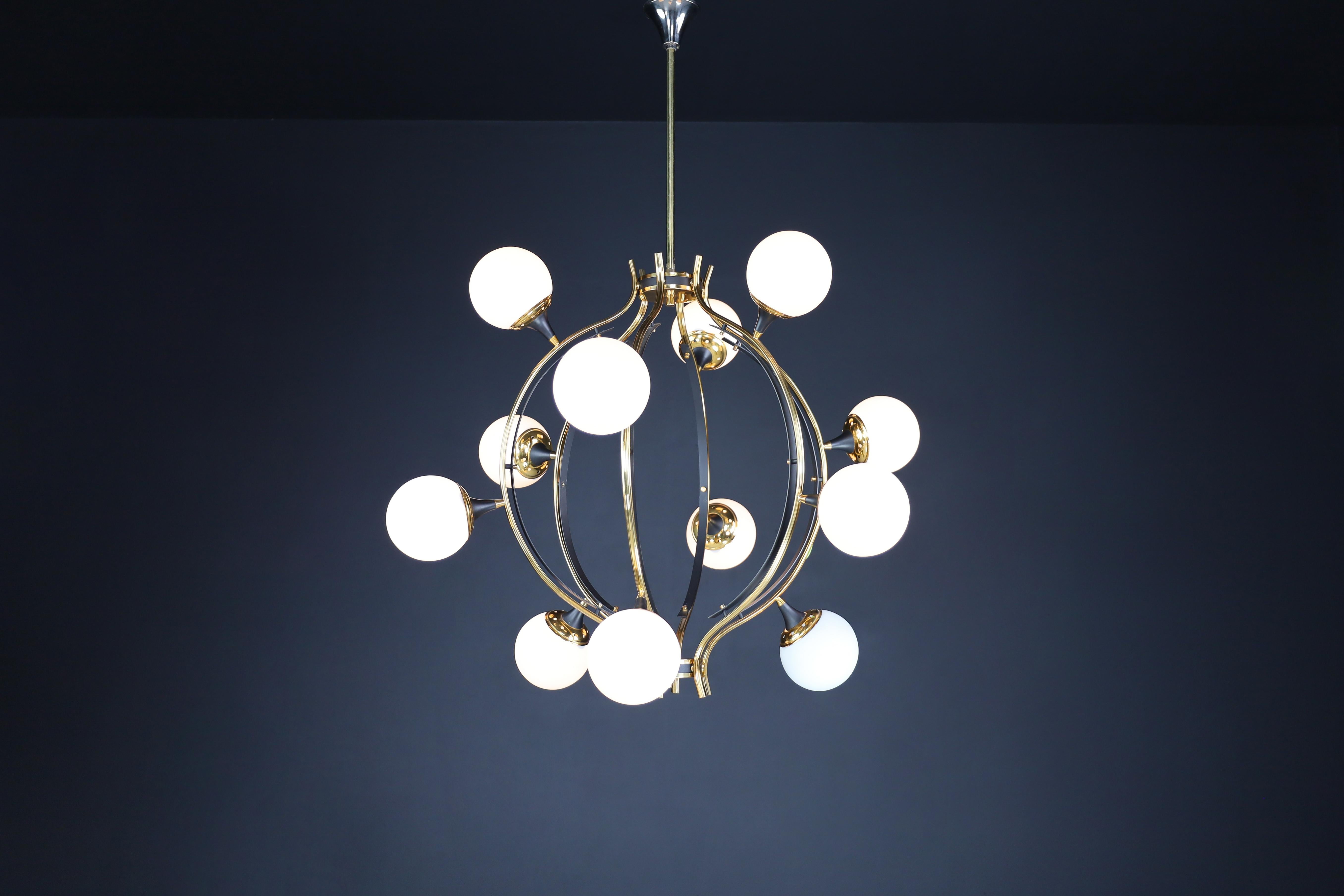 Midcentury Stilnovo Chandelier in Brass and 12 Opaline Globes, Italy 1950s For Sale 6
