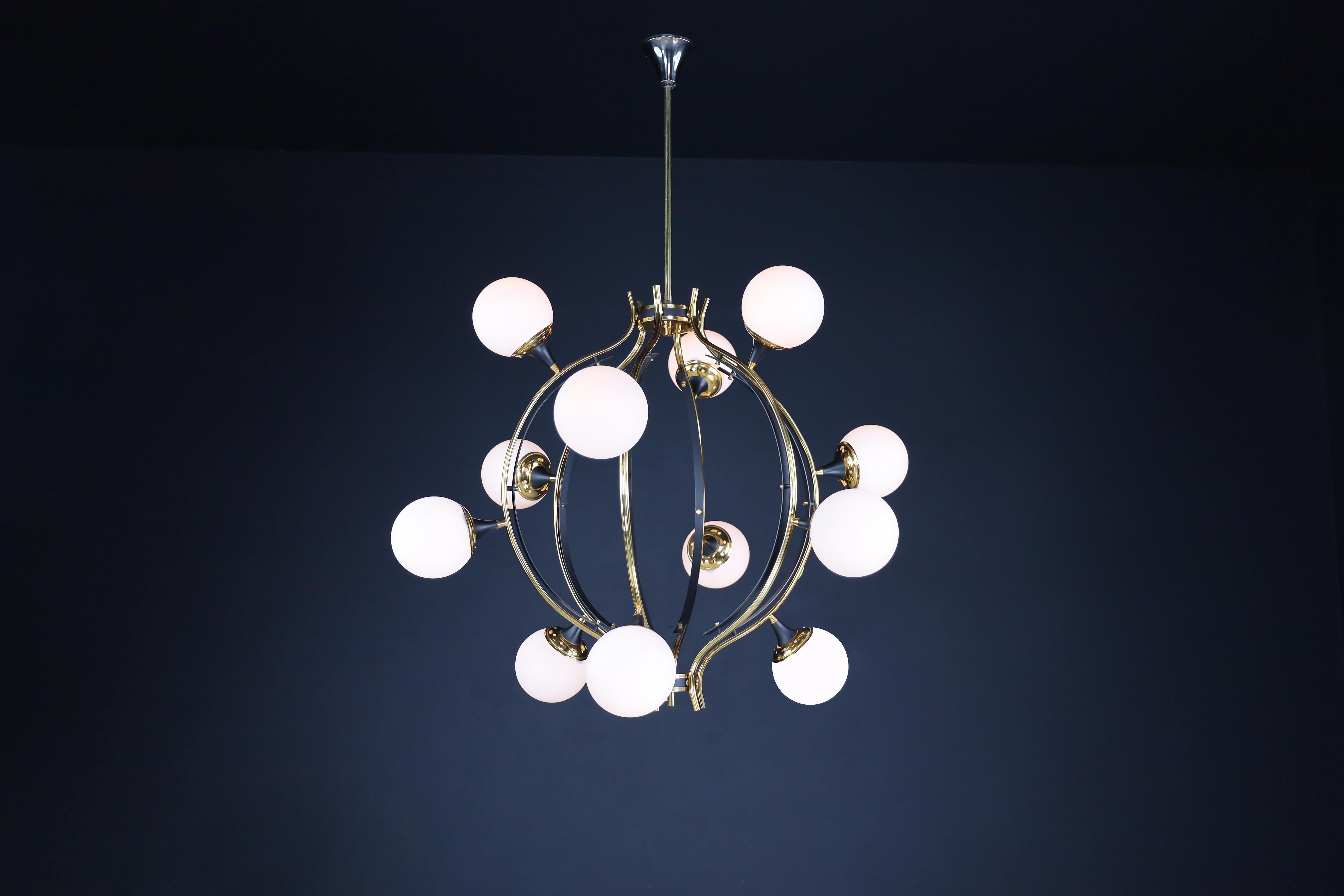 Midcentury Stilnovo Chandelier in Brass and 12 Opaline Globes, Italy 1950s In Good Condition For Sale In Almelo, NL