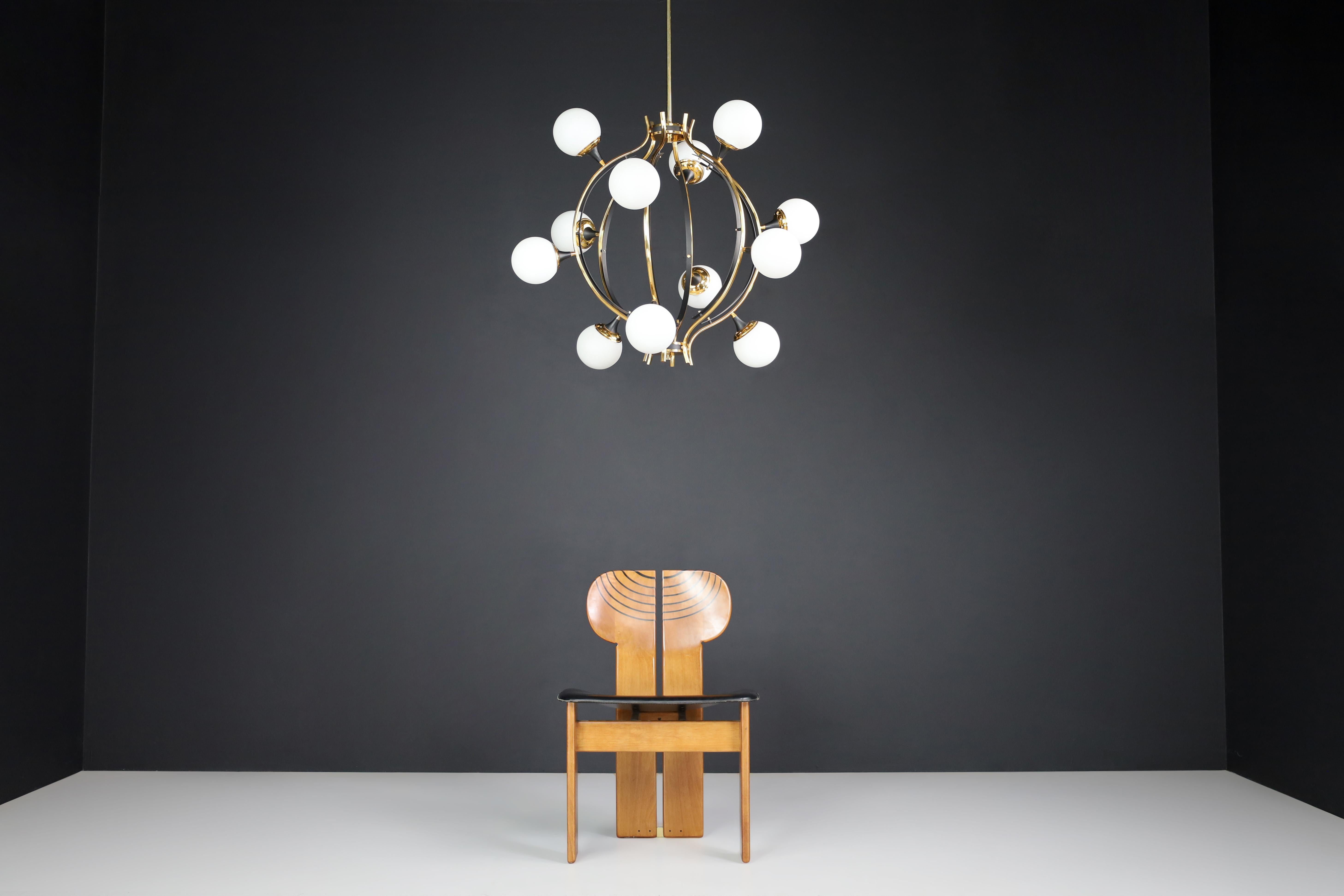 Metal Midcentury Stilnovo Chandelier in Brass and 12 Opaline Globes, Italy 1950s For Sale