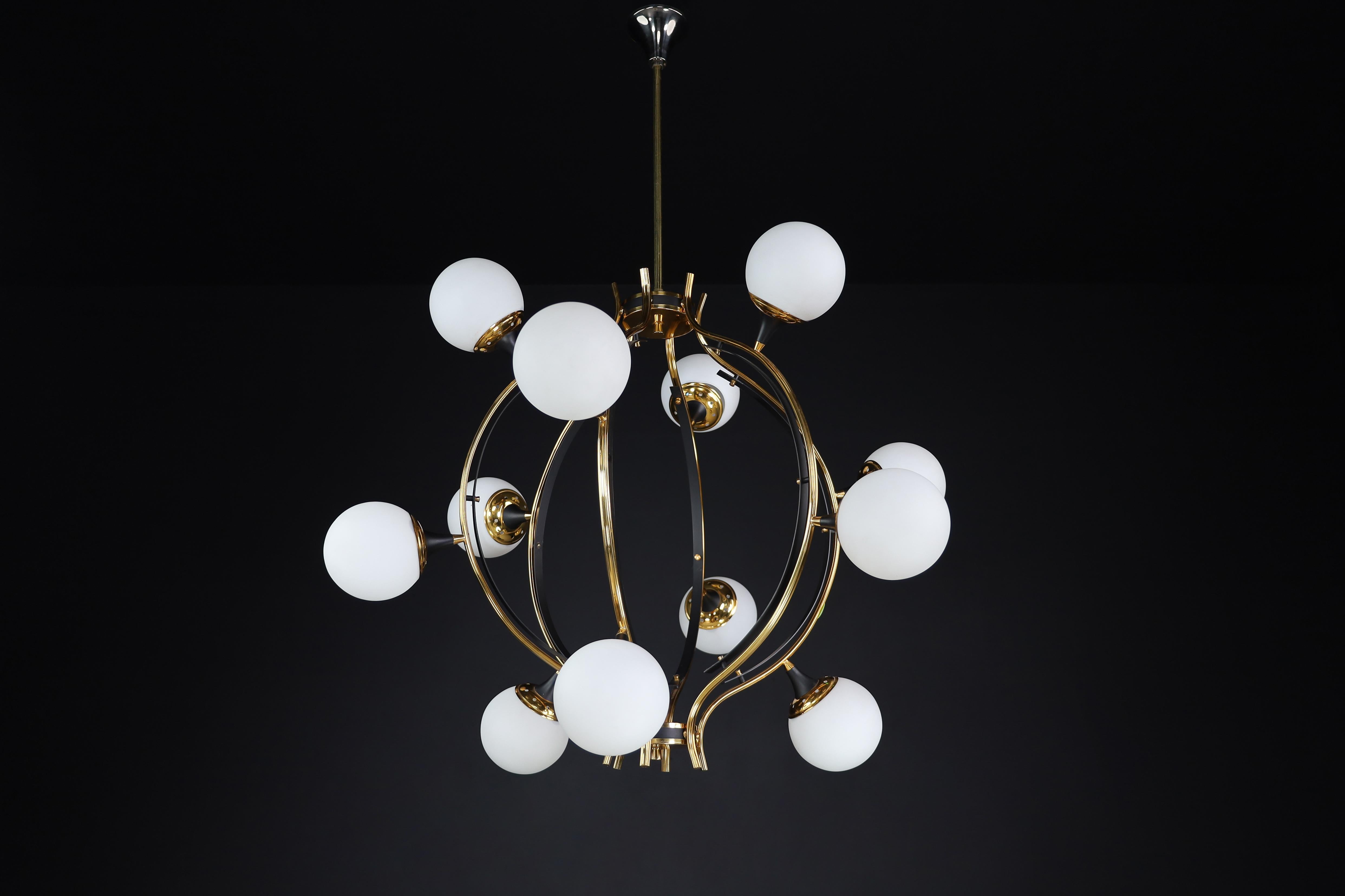 Midcentury Stilnovo Chandelier in Brass and 12 Opaline Globes, Italy 1950s For Sale 1