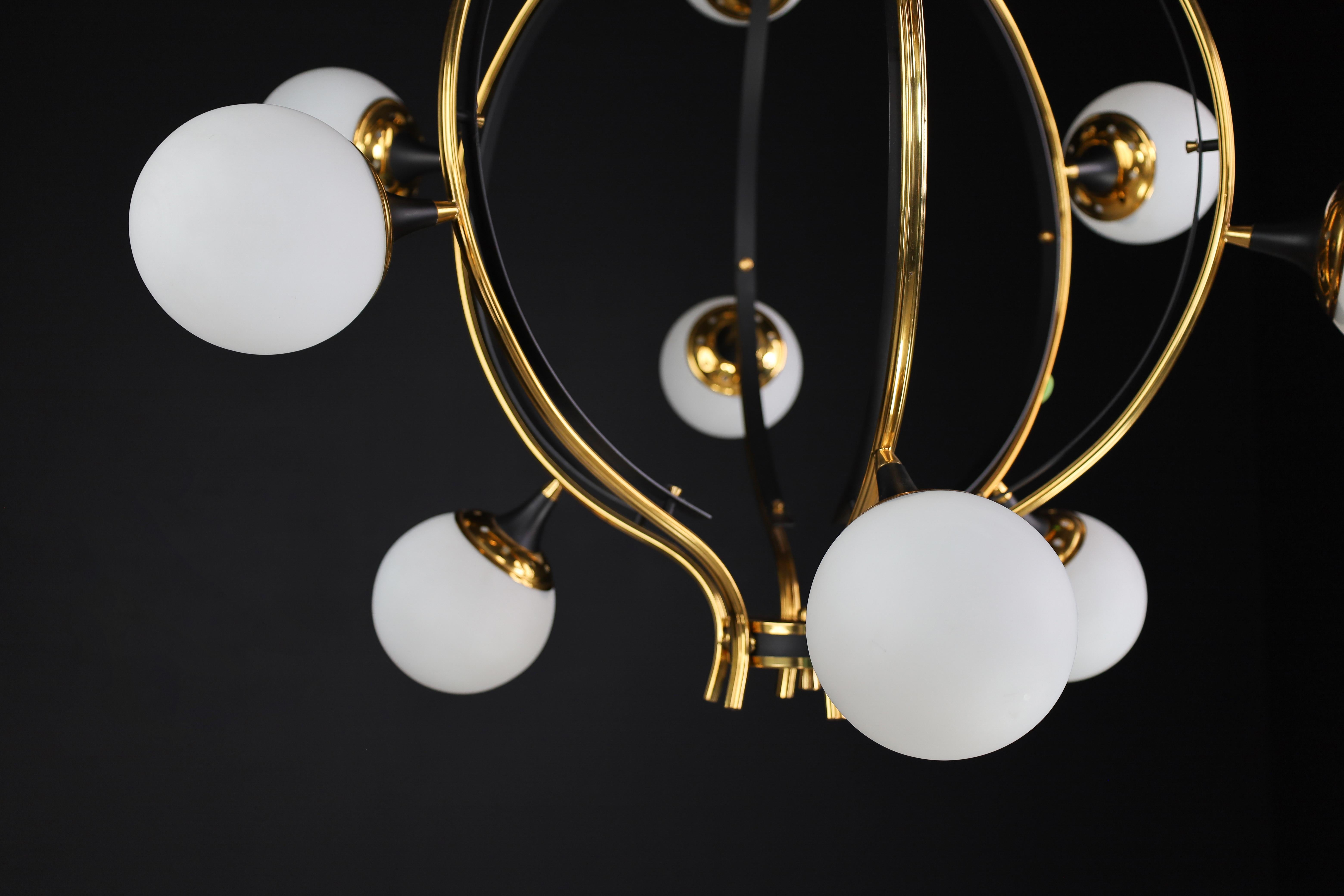 Midcentury Stilnovo Chandelier in Brass and 12 Opaline Globes, Italy 1950s For Sale 2