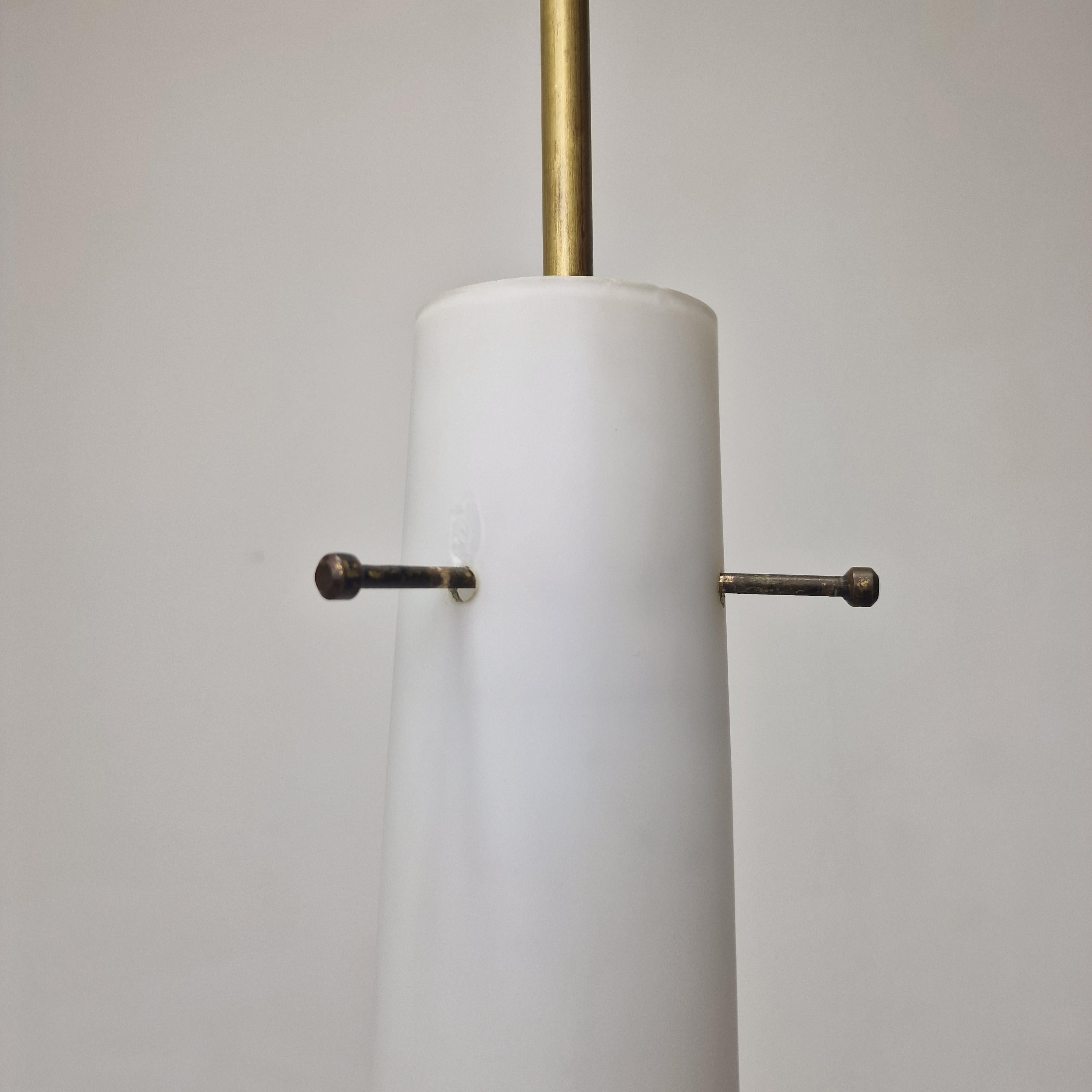 Lampe à suspension Stilnovo mi-siècle en verre dépoli et laiton, Italie années 1960 en vente 2