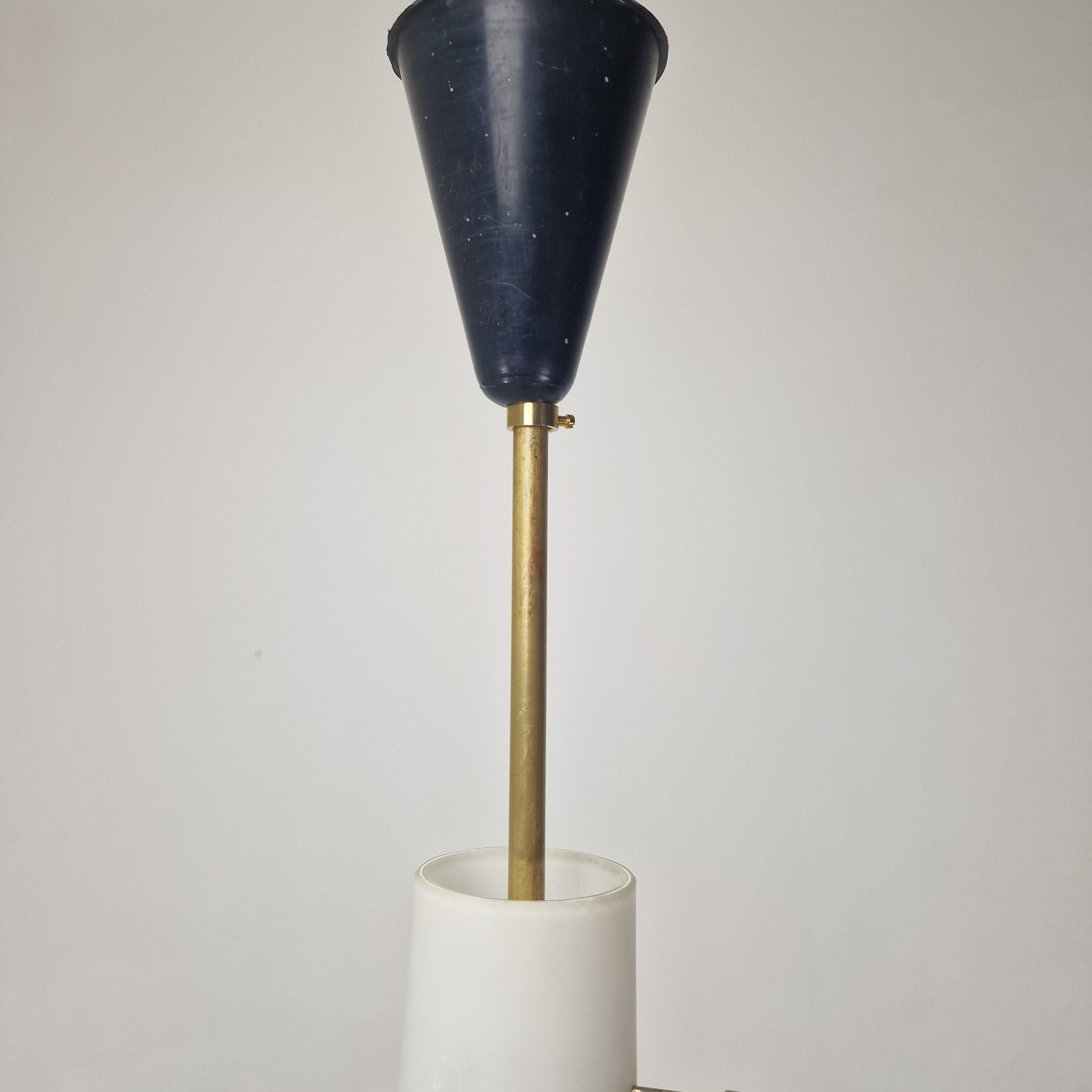 Lampe à suspension Stilnovo mi-siècle en verre dépoli et laiton, Italie années 1960 en vente 3