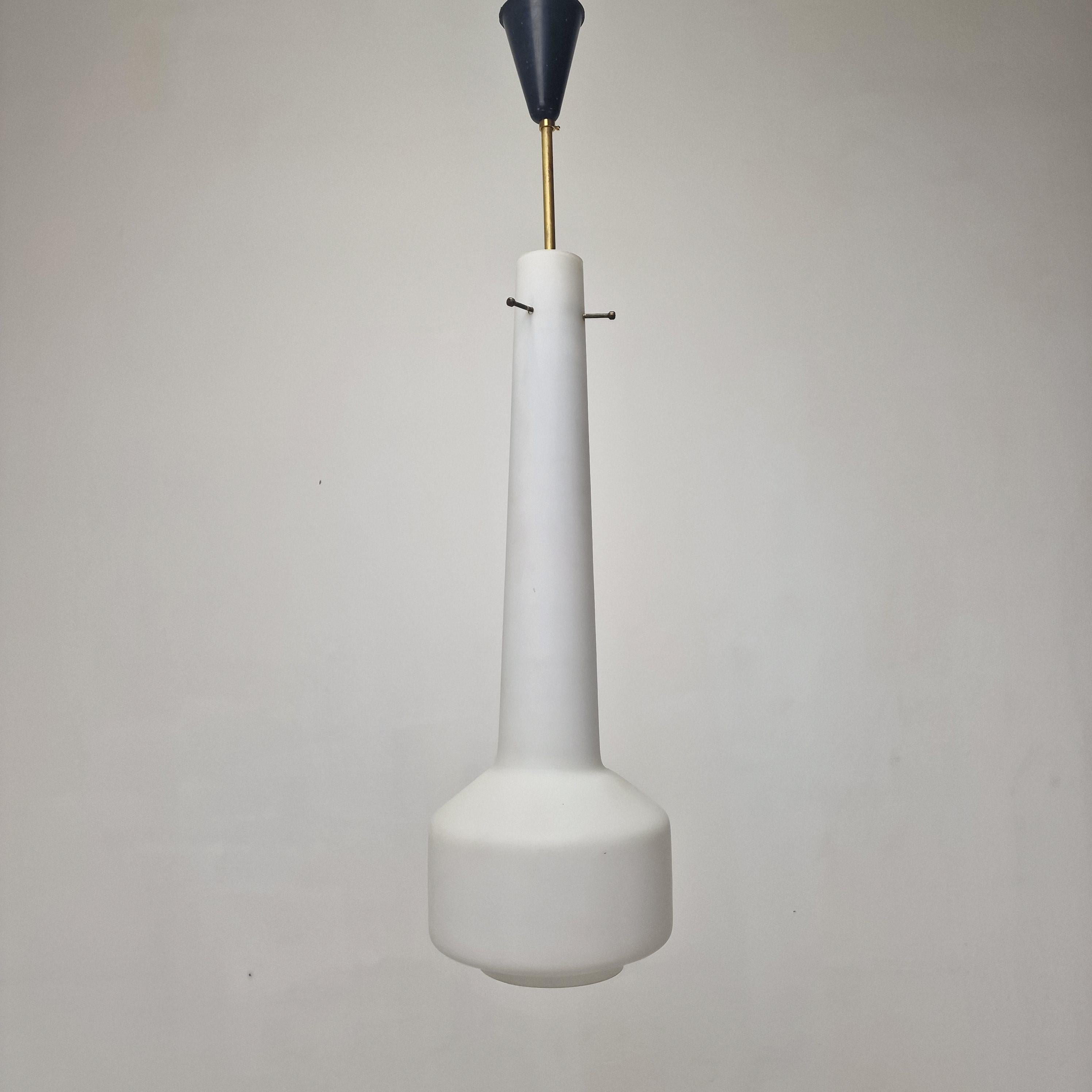 Cette superbe lampe Stilnovo est un exemple raffiné du design italien du milieu du siècle dernier. 
Elle présente un gracieux abat-jour en forme de tulipe en verre opalin (lait), magnifiquement complété par des accents en laiton d'origine qui