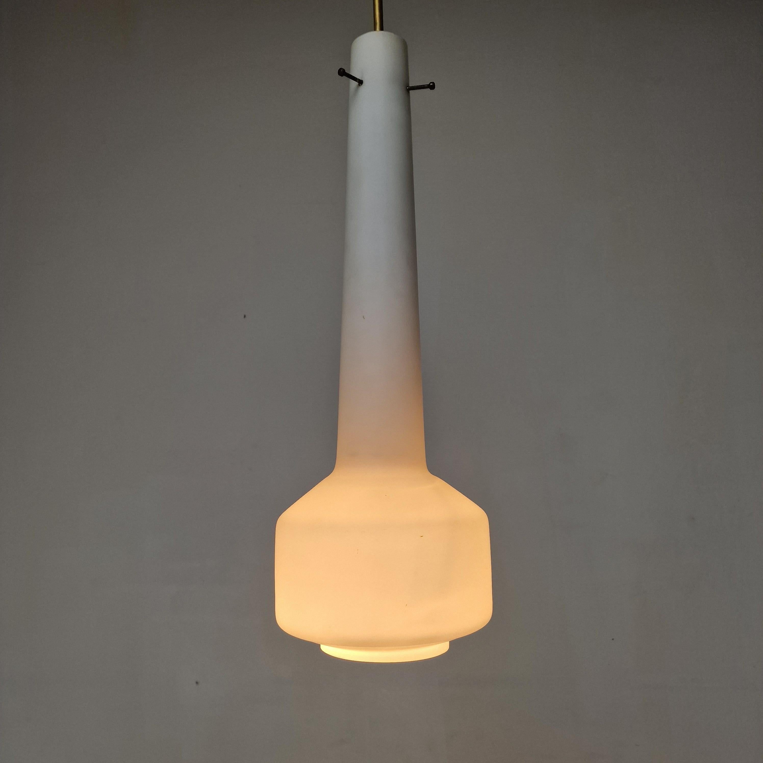 Mid-Century Modern Lampe à suspension Stilnovo mi-siècle en verre dépoli et laiton, Italie années 1960 en vente