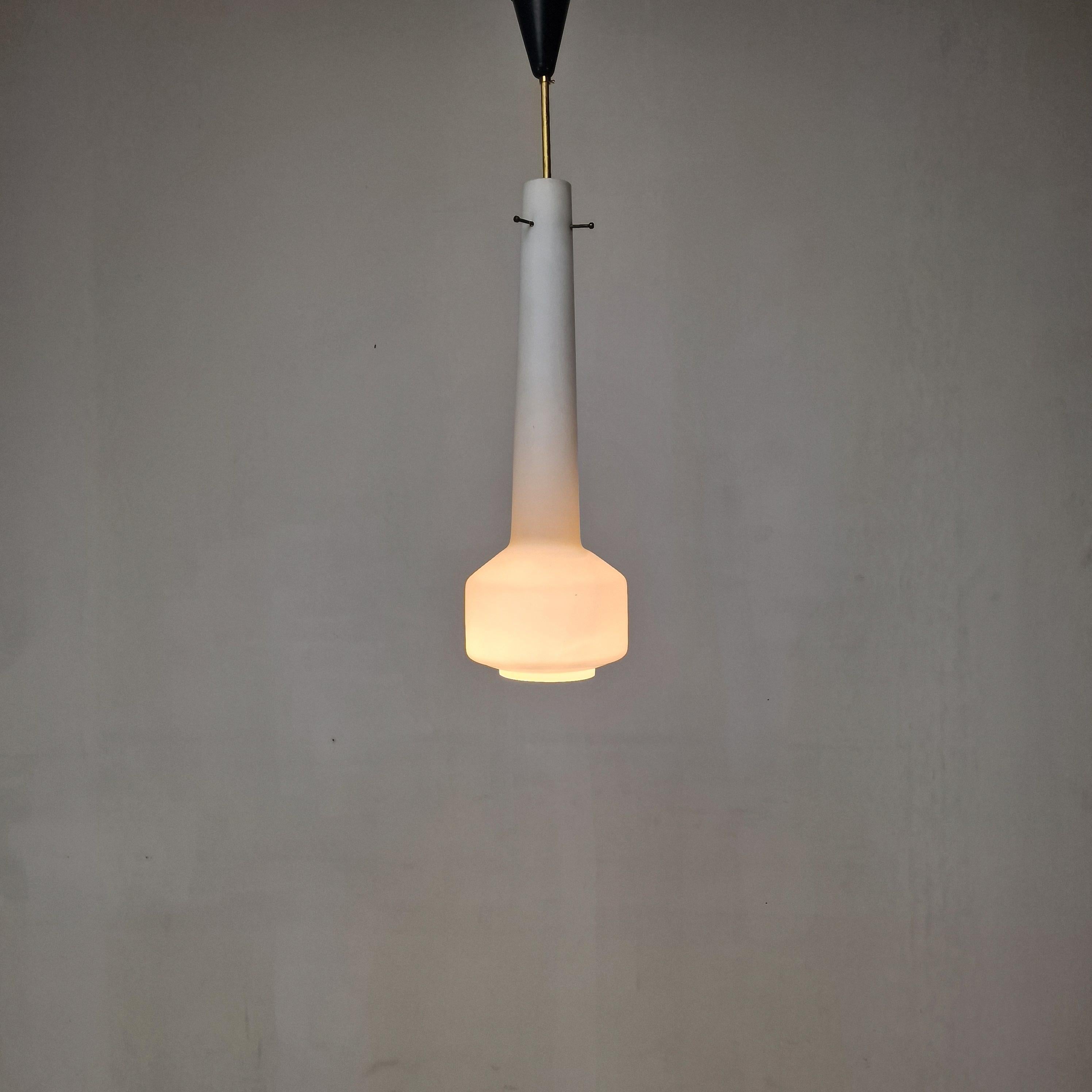italien Lampe à suspension Stilnovo mi-siècle en verre dépoli et laiton, Italie années 1960 en vente