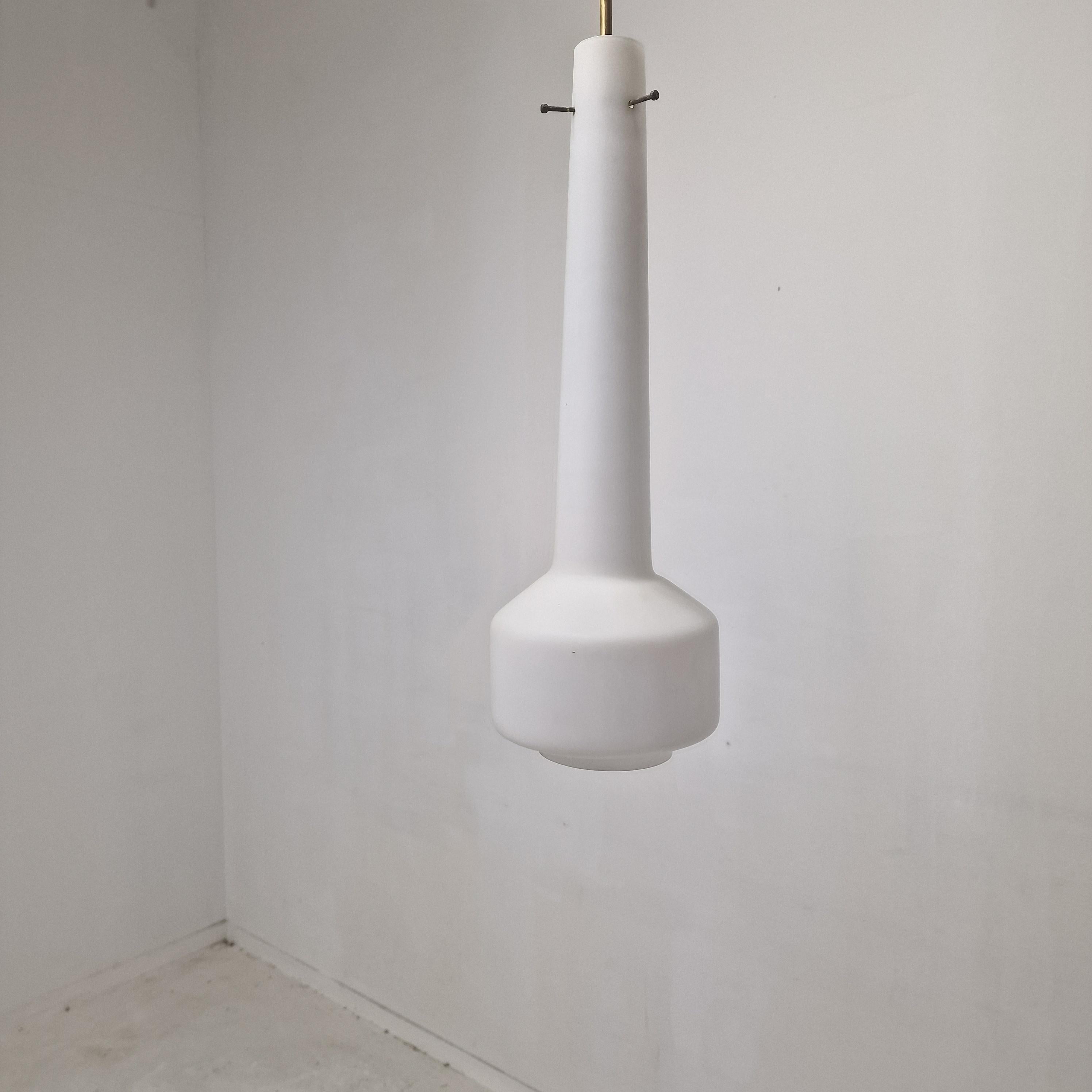 Fait main Lampe à suspension Stilnovo mi-siècle en verre dépoli et laiton, Italie années 1960 en vente