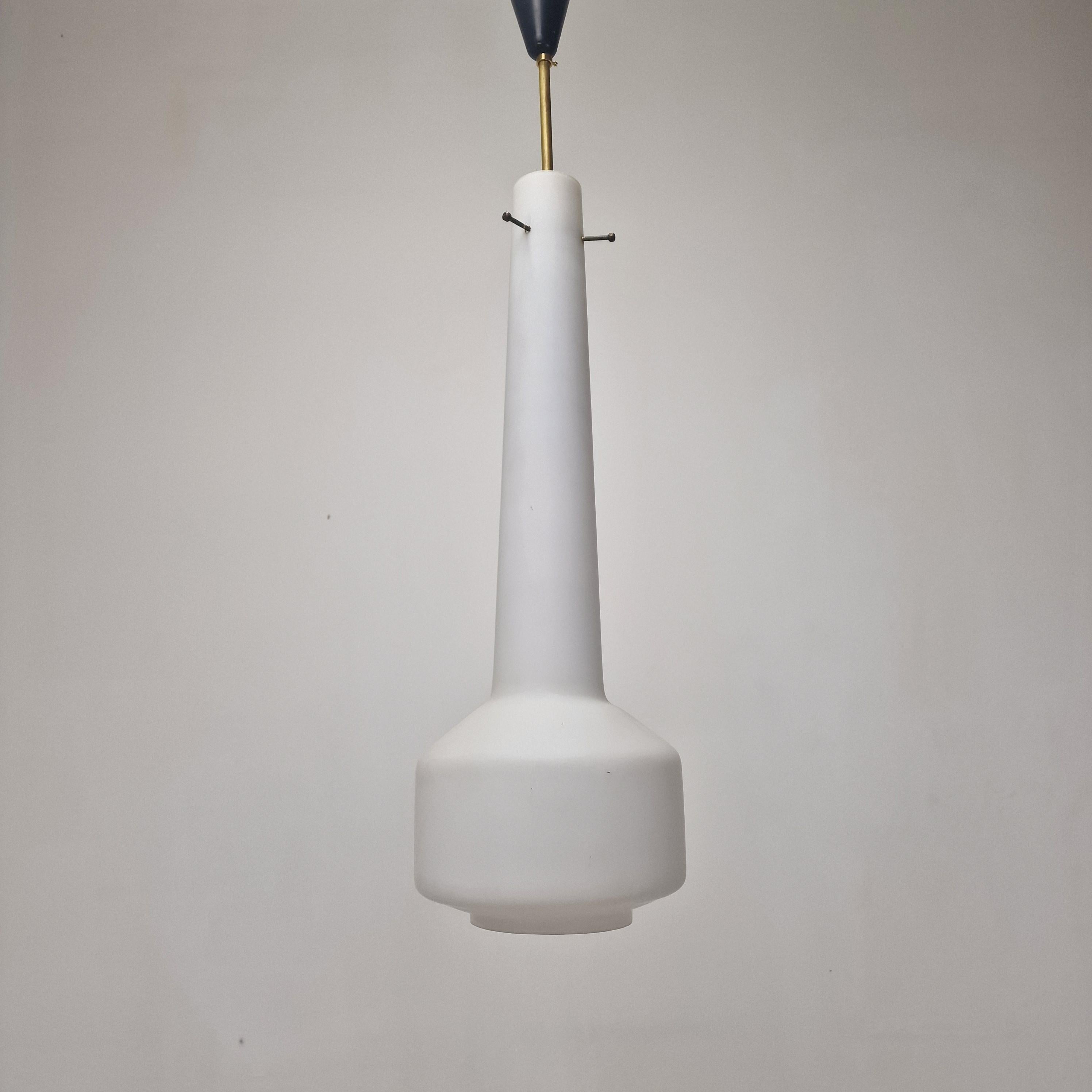 Lampe à suspension Stilnovo mi-siècle en verre dépoli et laiton, Italie années 1960 Bon état - En vente à Oud Beijerland, NL