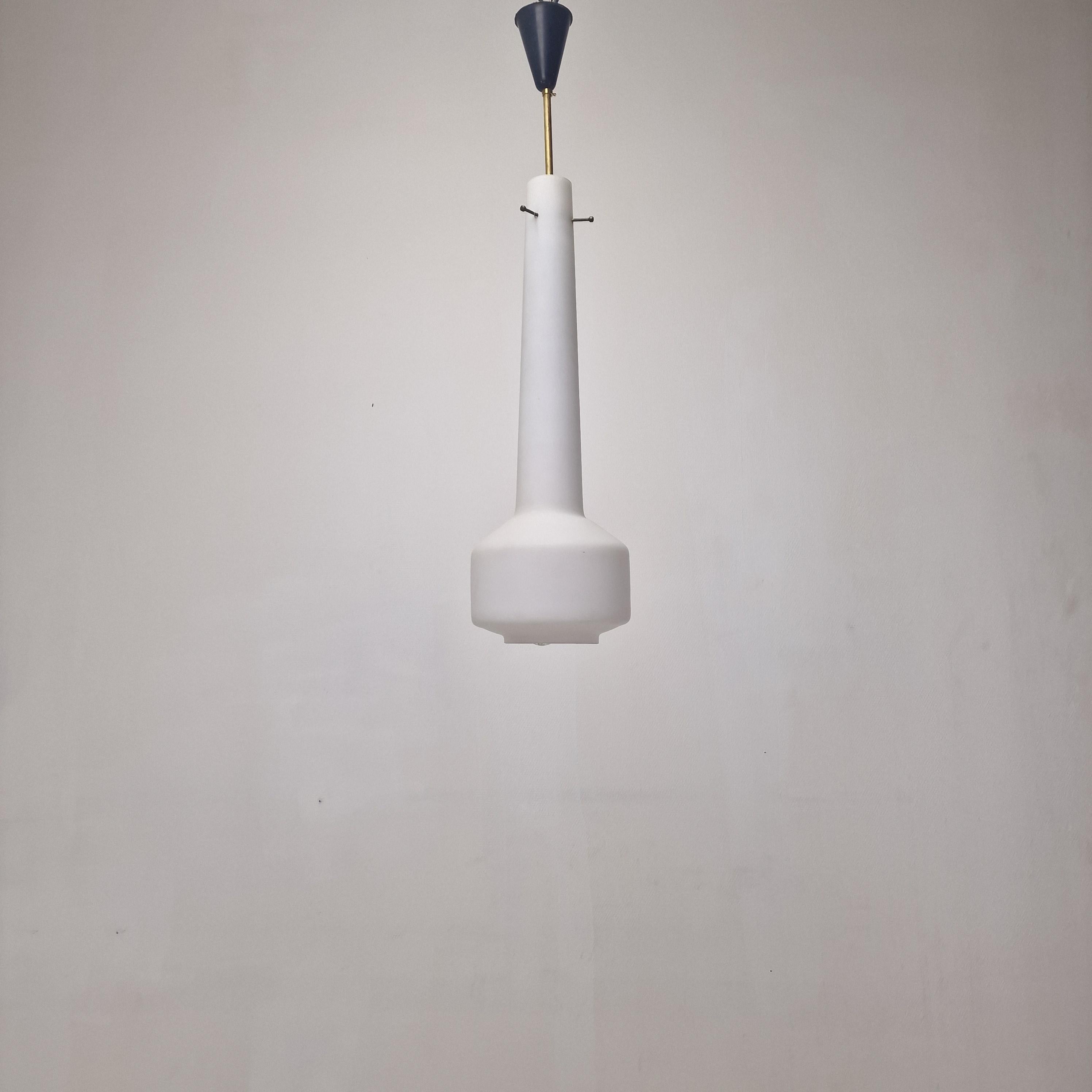 Métal Lampe à suspension Stilnovo mi-siècle en verre dépoli et laiton, Italie années 1960 en vente