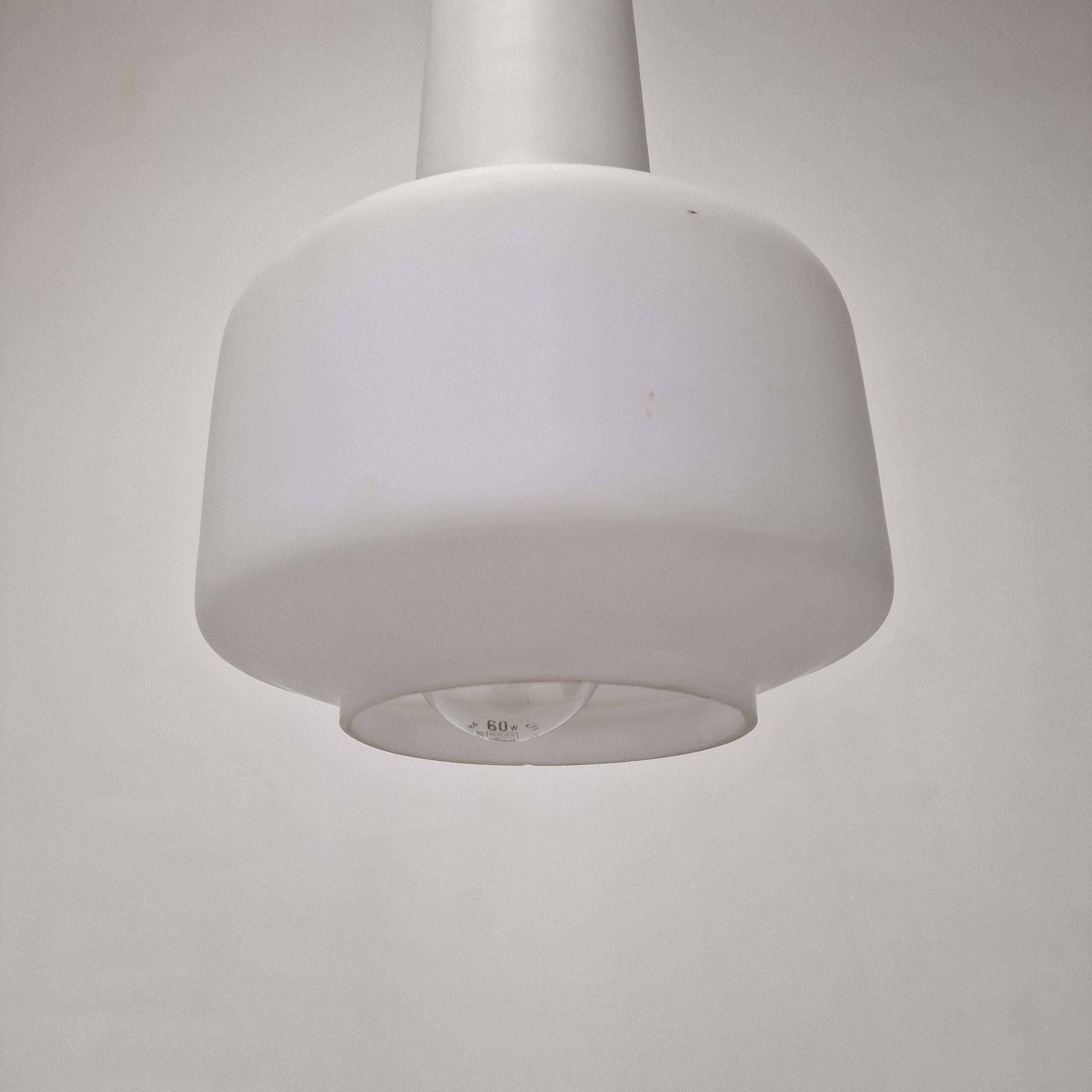 Lampe à suspension Stilnovo mi-siècle en verre dépoli et laiton, Italie années 1960 en vente 1