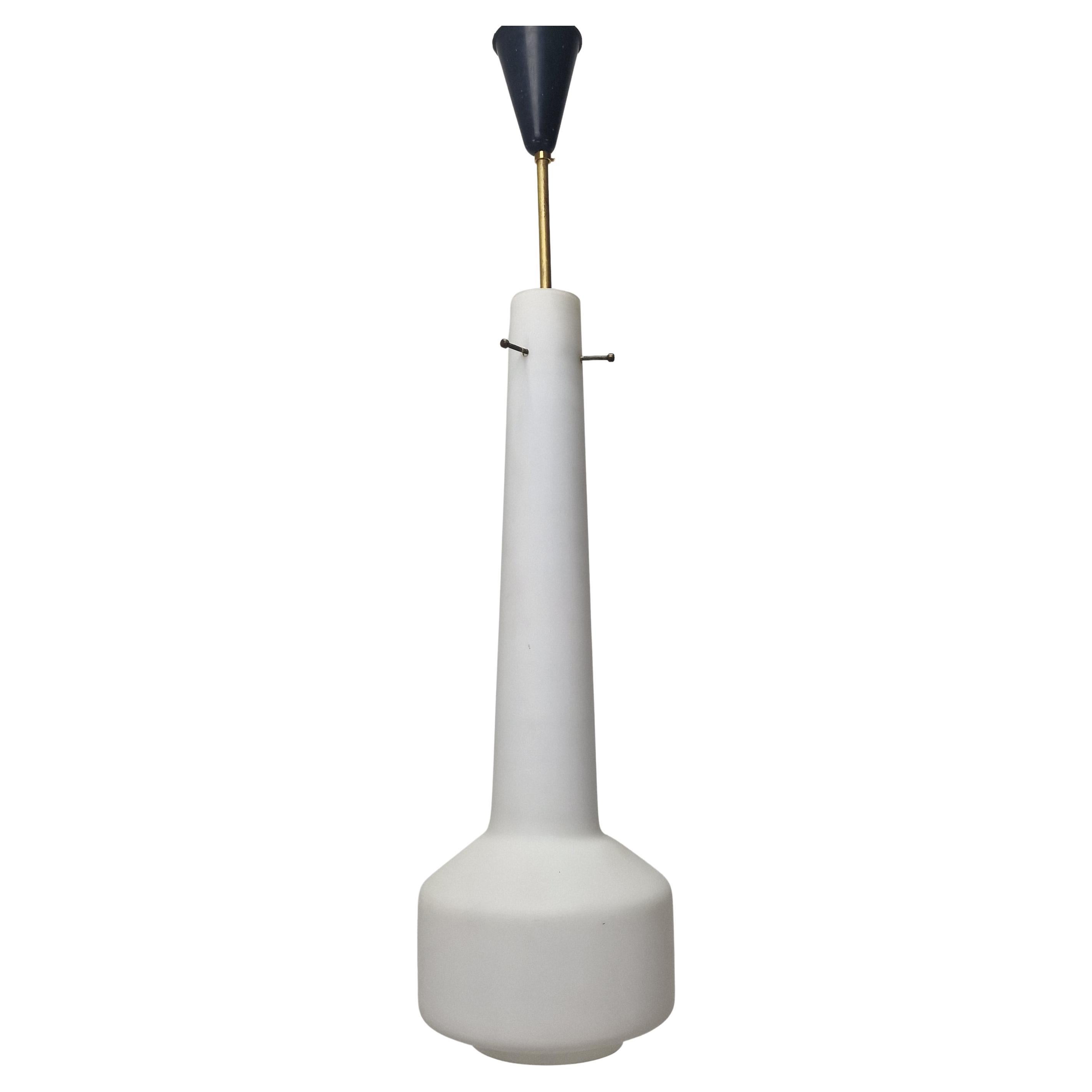 Lampe à suspension Stilnovo mi-siècle en verre dépoli et laiton, Italie années 1960 en vente