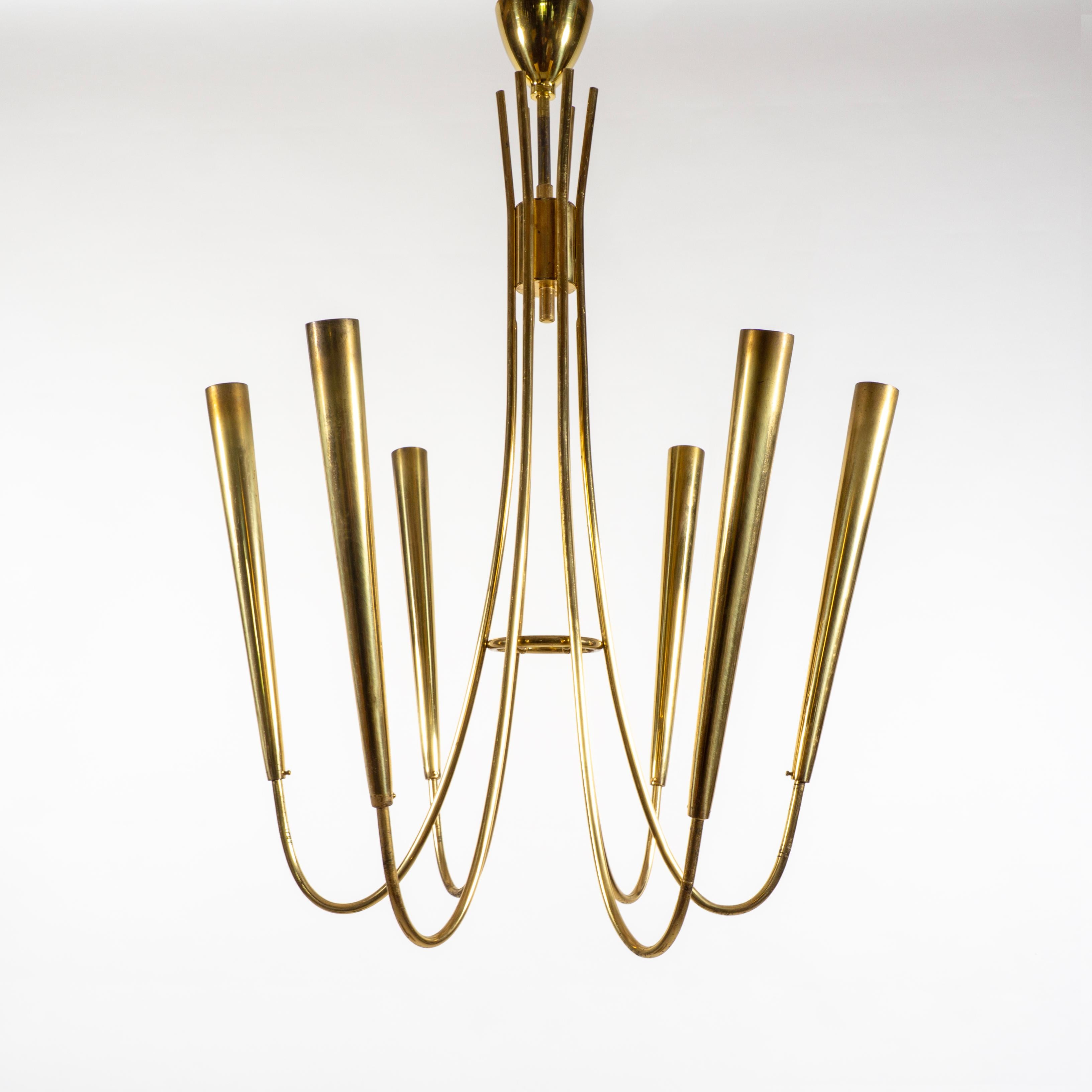 Eleganza e raffinatezza per il lampadario a sospensione a sei bracci in stile Stilnovo.
Questo lampadario senza tempo degli anni '50-'60 è dotato di sei bracci in ottone curvato. Ogni braccio termina con un cono di ottone lungo e sottile in cui è